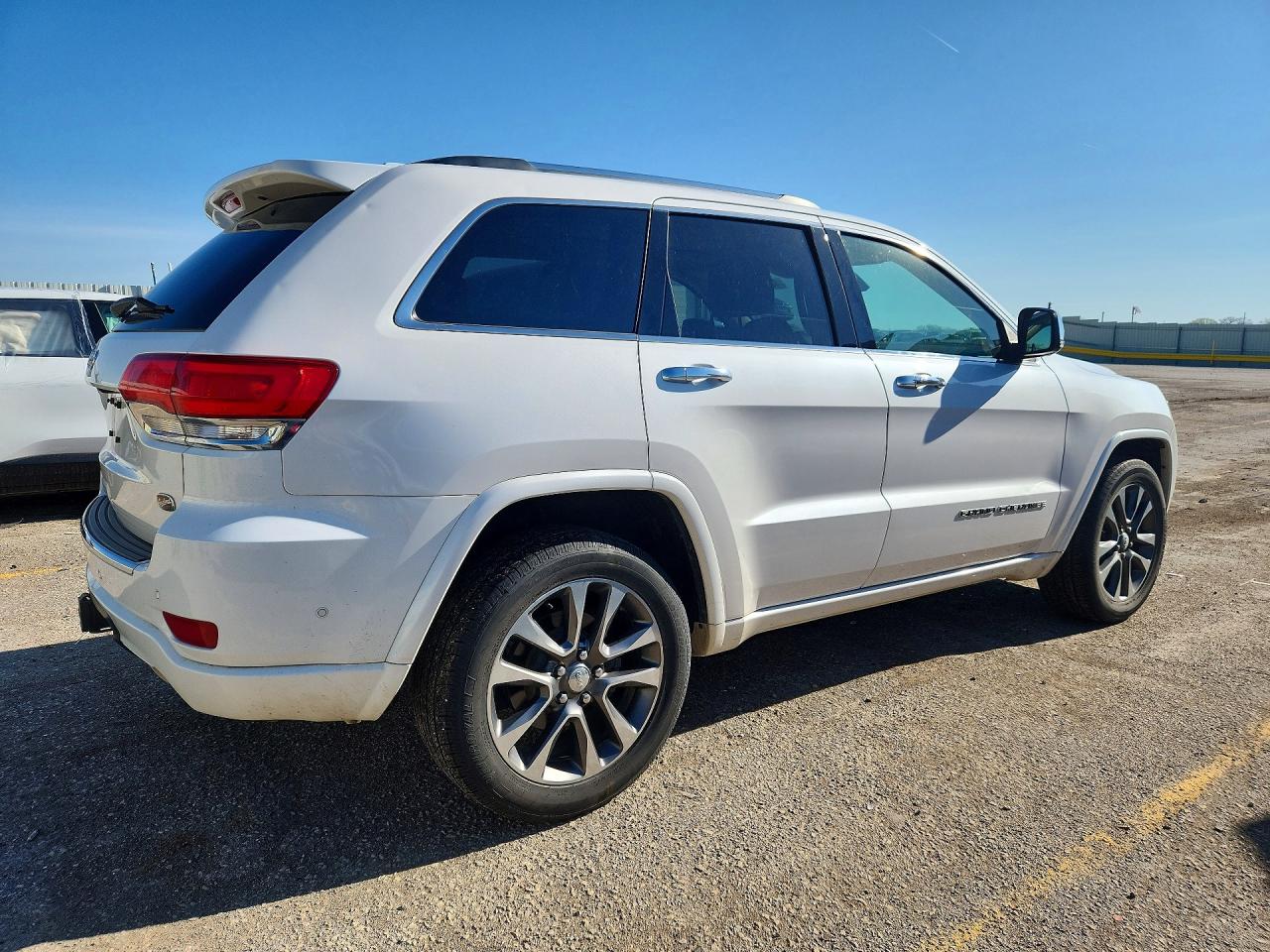 2018 Jeep Grand Cherokee Overland White vin: 1C4RJFCG7JC190234