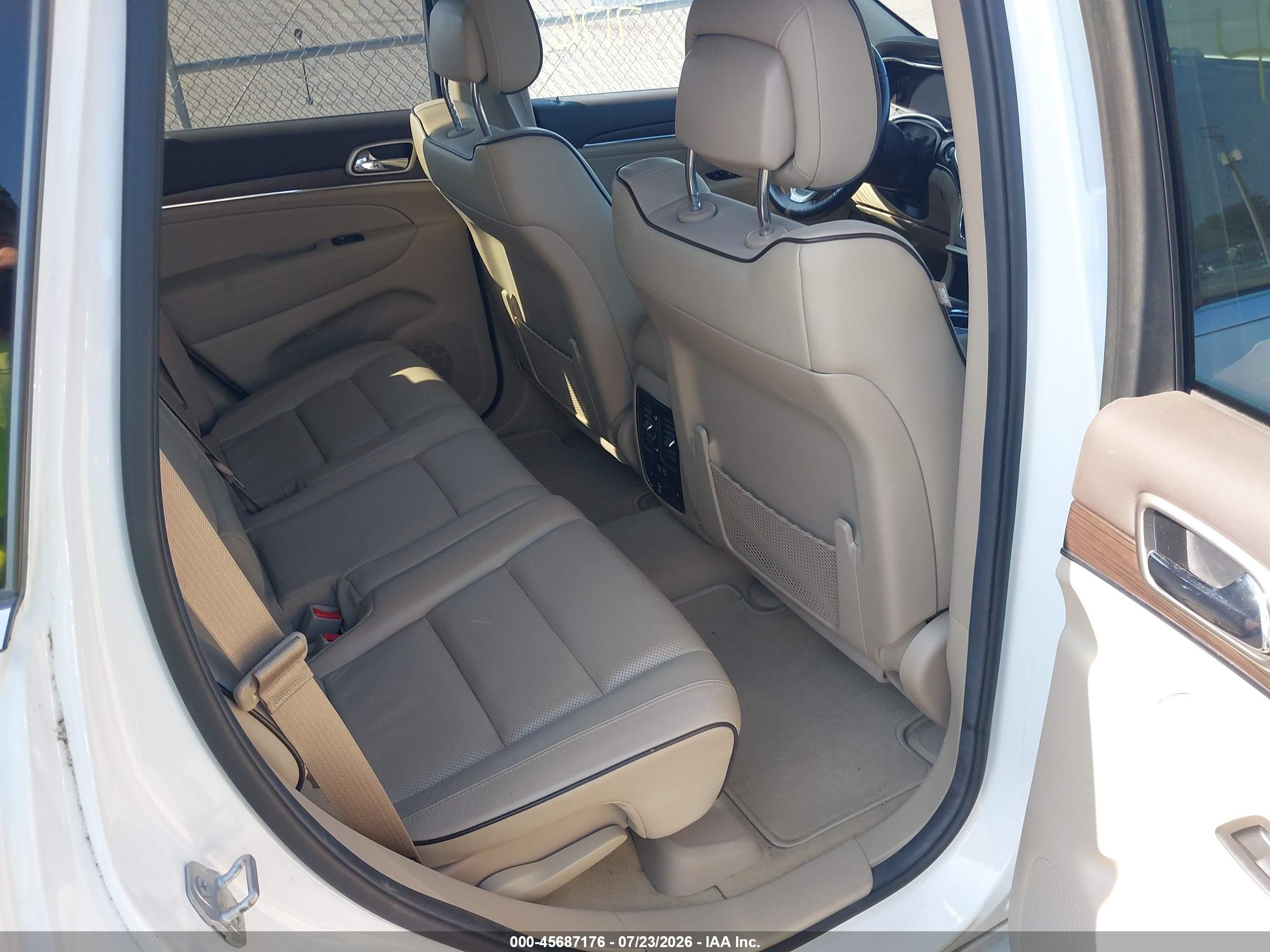 2014 Jeep Grand Cherokee Overland White vin: 1C4RJFCG9EC441759