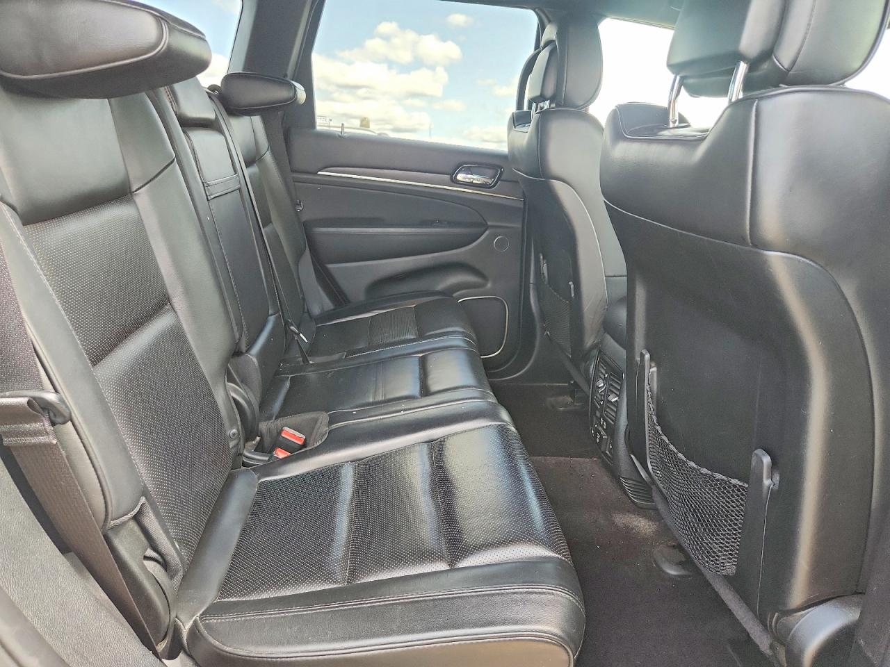 2019 Jeep Grand Cherokee Overland White vin: 1C4RJFCT8KC567765
