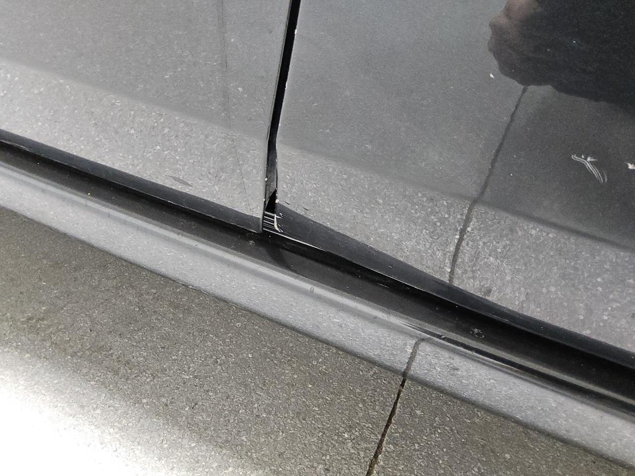 2014 Jeep Grand Cherokee Overland Black vin: 1C4RJFCT9EC528008 Damage: Right Front Door, Dent(S) W/ Paint Dmg, 6 To 7 Inches