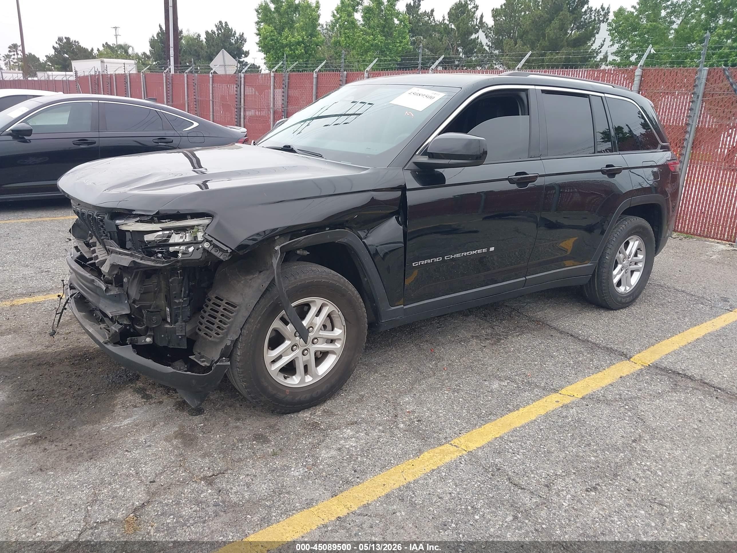 2023 Jeep Grand Cherokee Laredo 4x2 Черный vin: 1C4RJGAG2PC514790