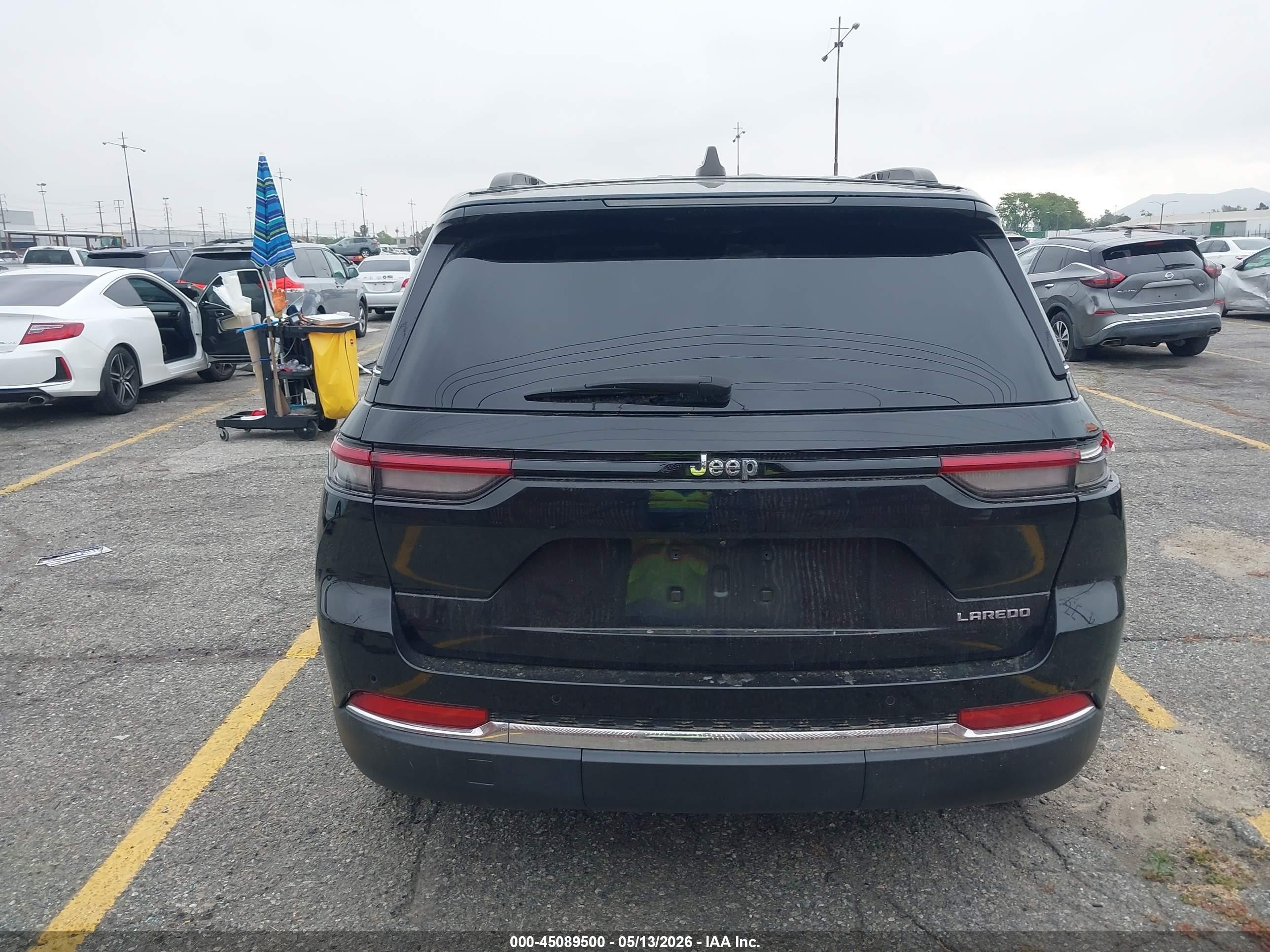 2023 Jeep Grand Cherokee Laredo 4x2 Черный vin: 1C4RJGAG2PC514790