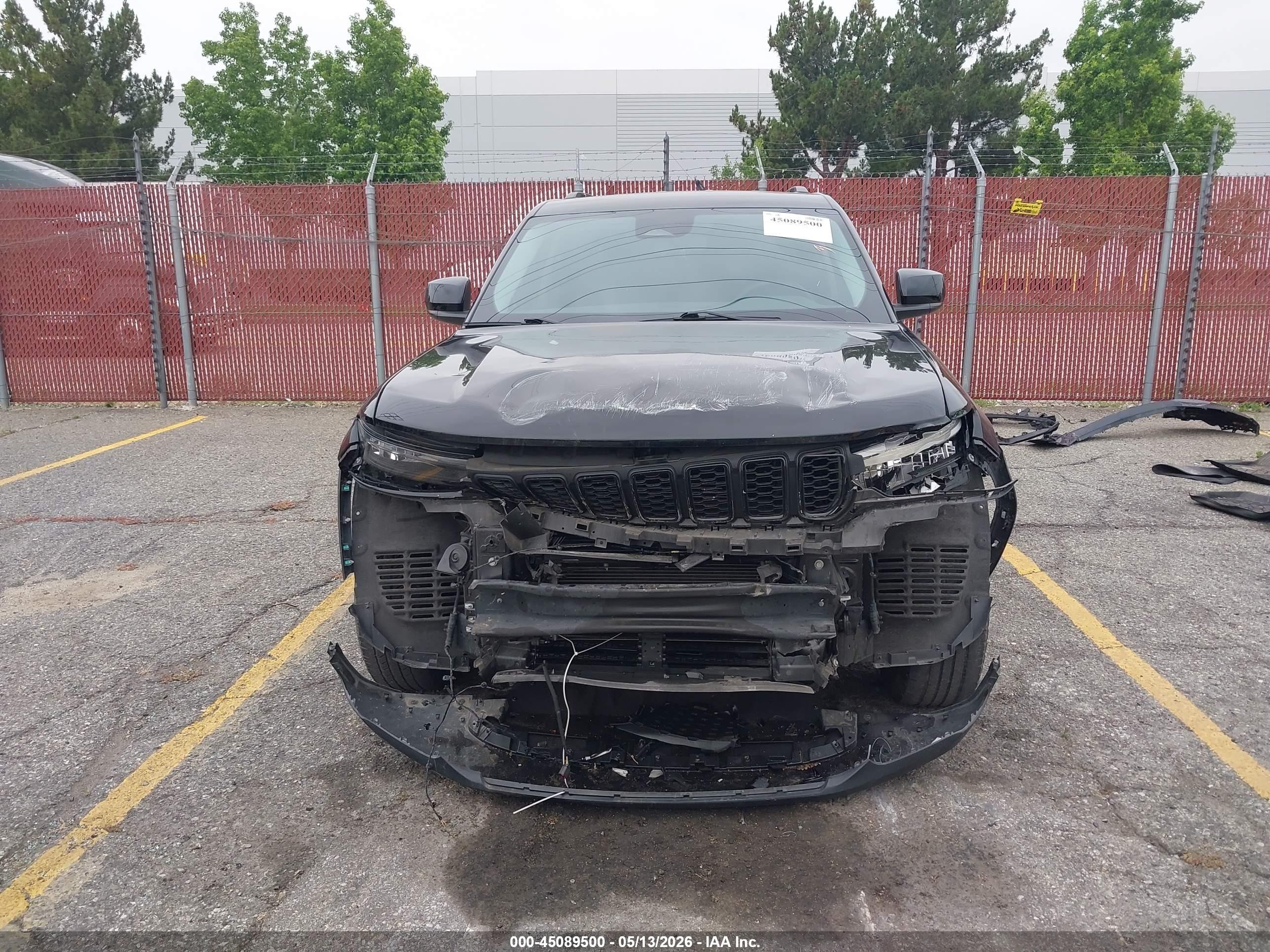 2023 Jeep Grand Cherokee Laredo 4x2 Черный vin: 1C4RJGAG2PC514790