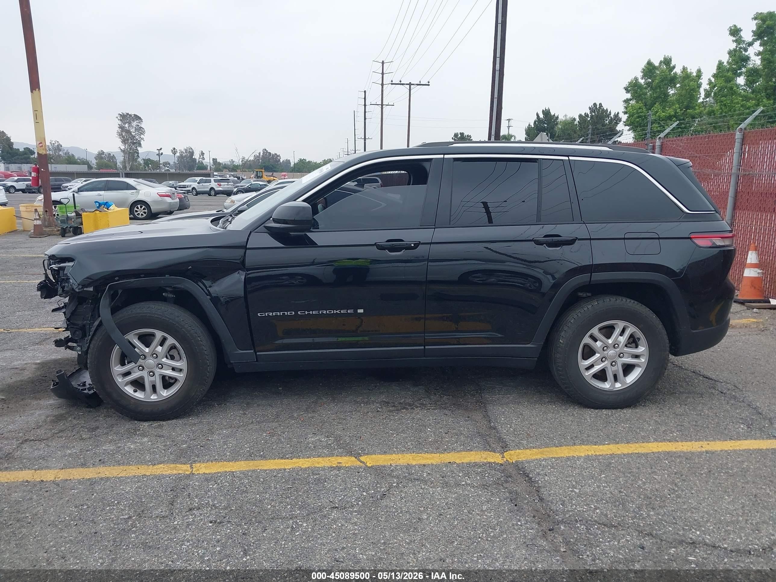 2023 Jeep Grand Cherokee Laredo 4x2 Черный vin: 1C4RJGAG2PC514790