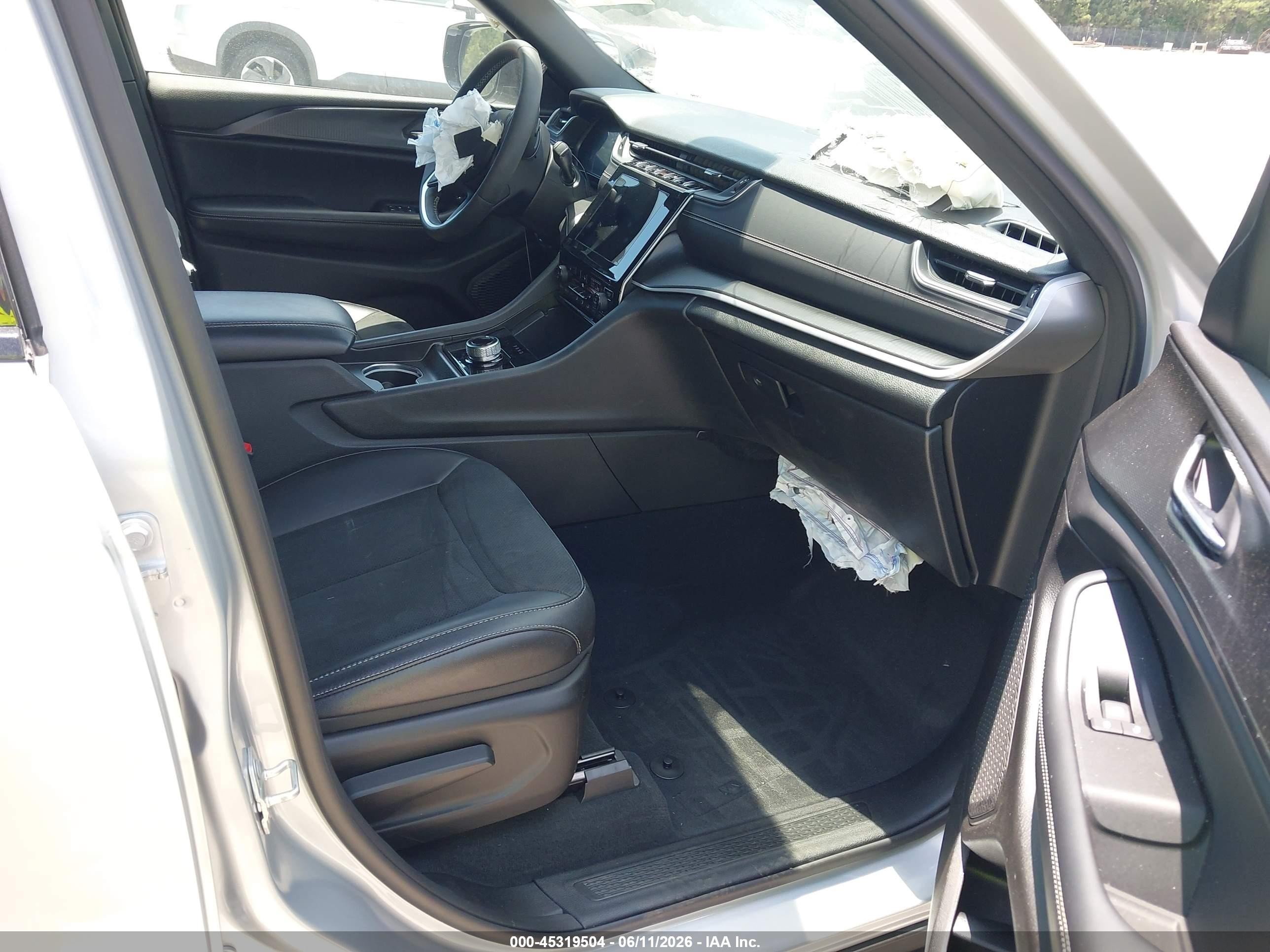 2025 Jeep Grand Cherokee Altitude X 4x2 Silver vin: 1C4RJGAG4SC290155
