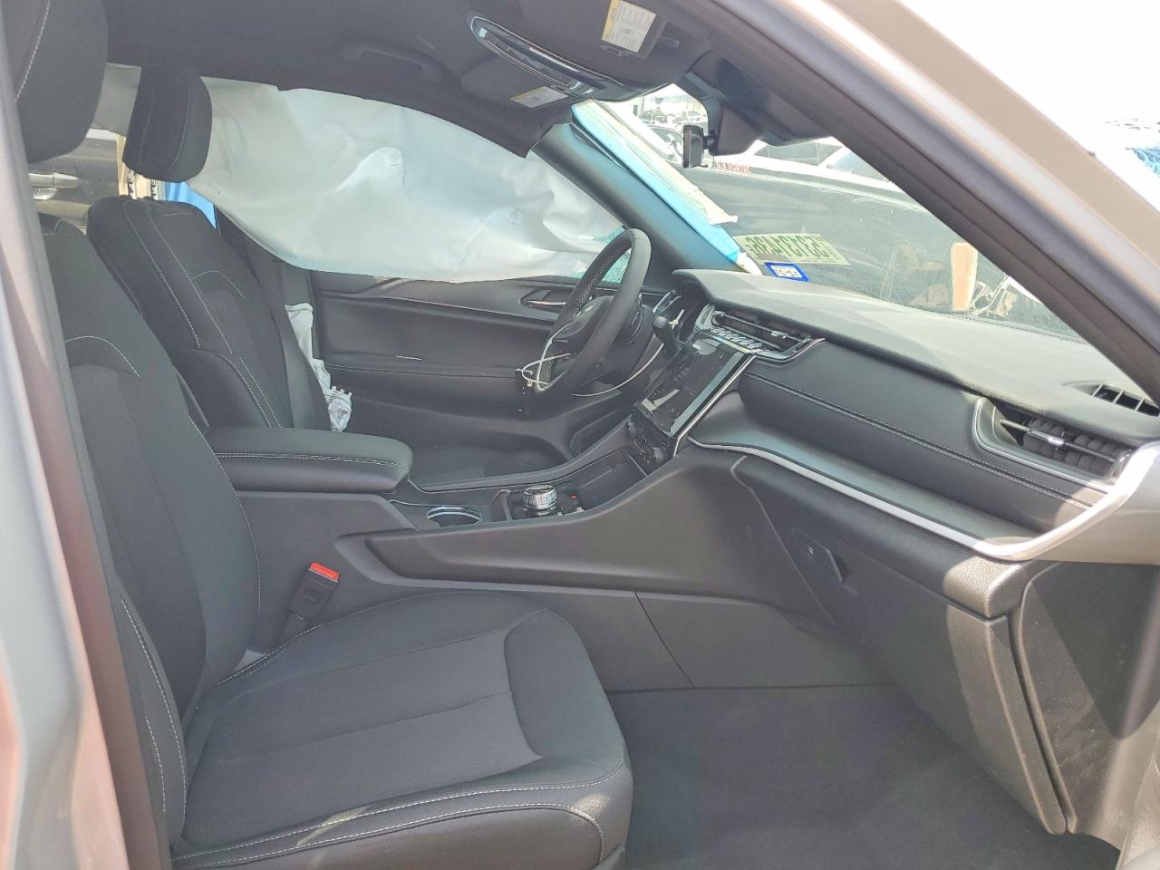 2025 Jeep Grand Cherokee Laredo Серебряный vin: 1C4RJGAG7S8804969