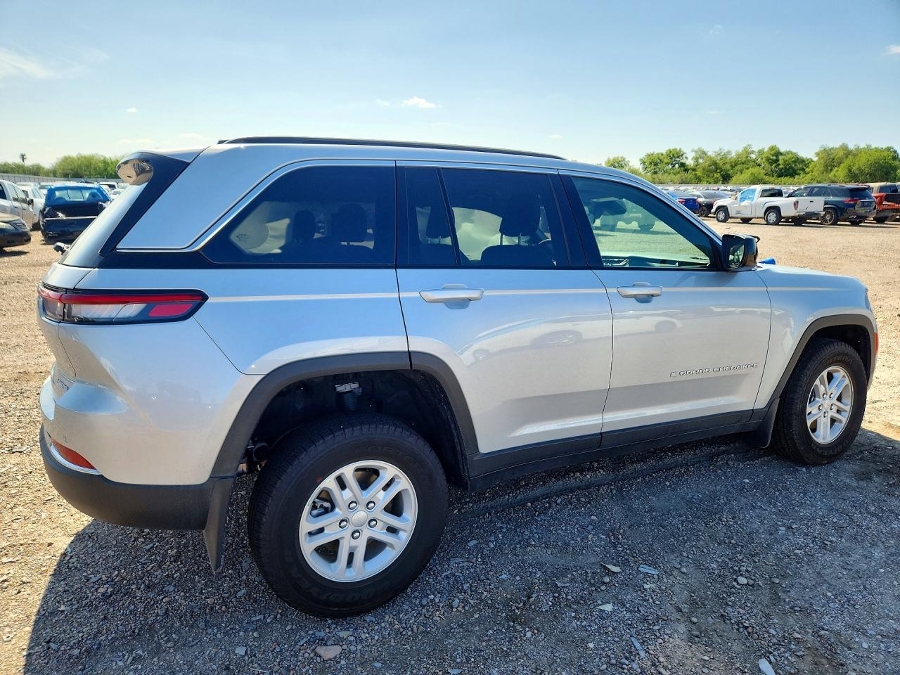 2025 Jeep Grand Cherokee Laredo Серебряный vin: 1C4RJGAG7S8804969