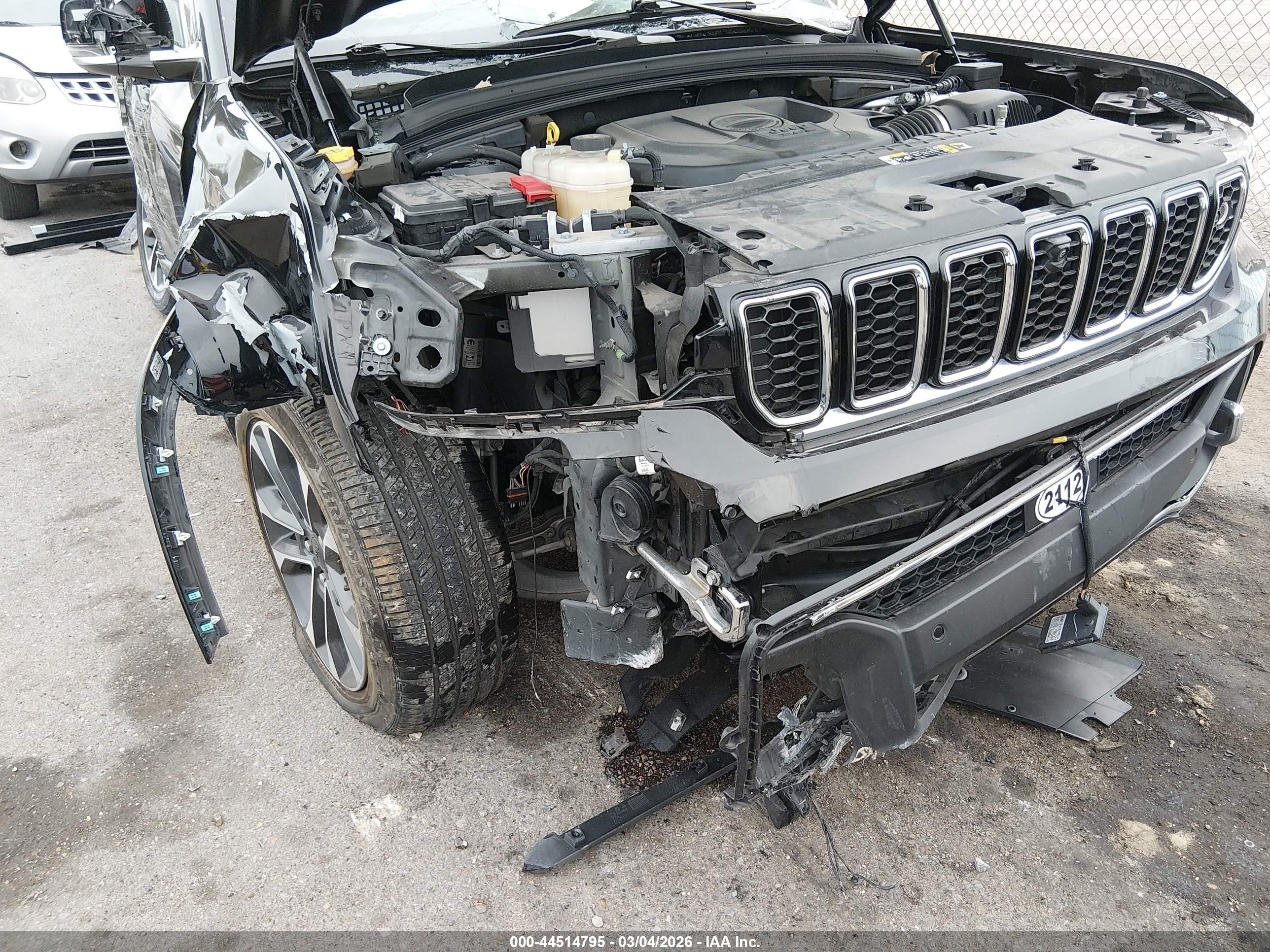 2022 Jeep Grand Cherokee Overland 4x2 Черный vin: 1C4RJGDG8N8608569