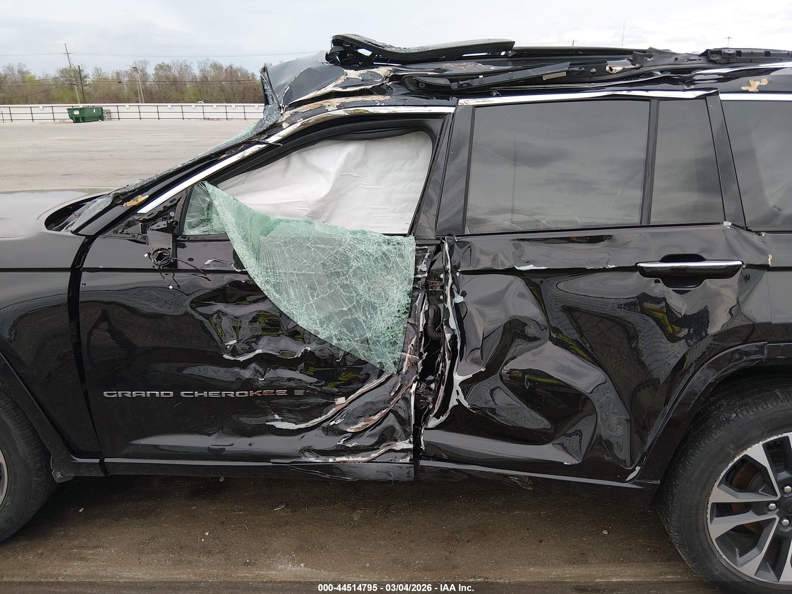 2022 Jeep Grand Cherokee Overland 4x2 Черный vin: 1C4RJGDG8N8608569