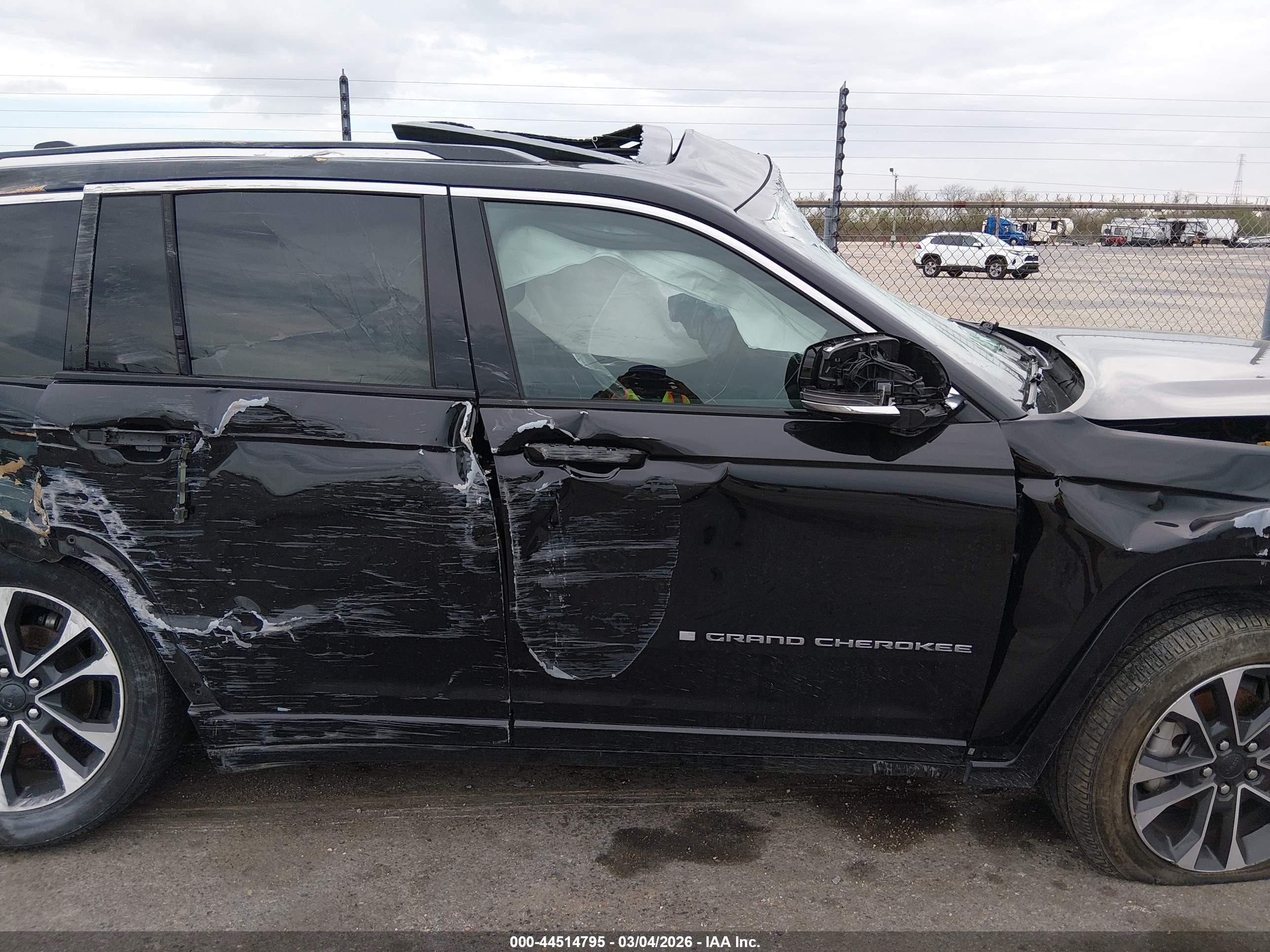 2022 Jeep Grand Cherokee Overland 4x2 Черный vin: 1C4RJGDG8N8608569