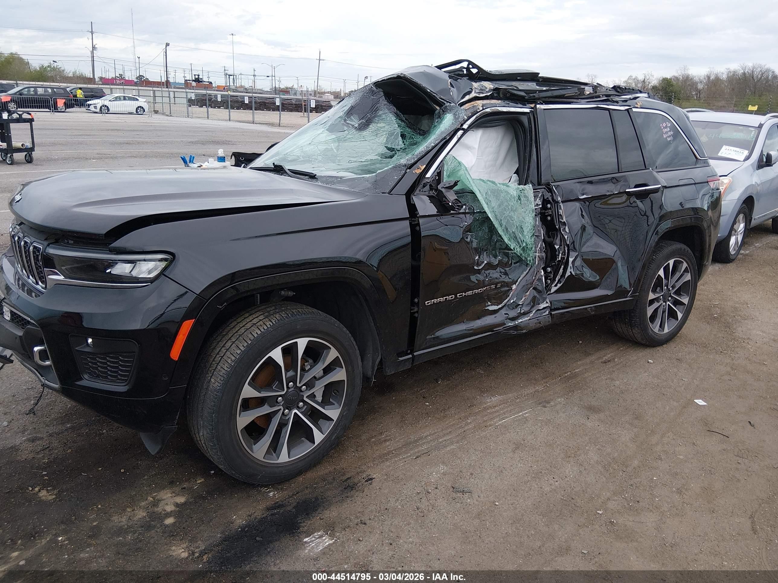 2022 Jeep Grand Cherokee Overland 4x2 Черный vin: 1C4RJGDG8N8608569