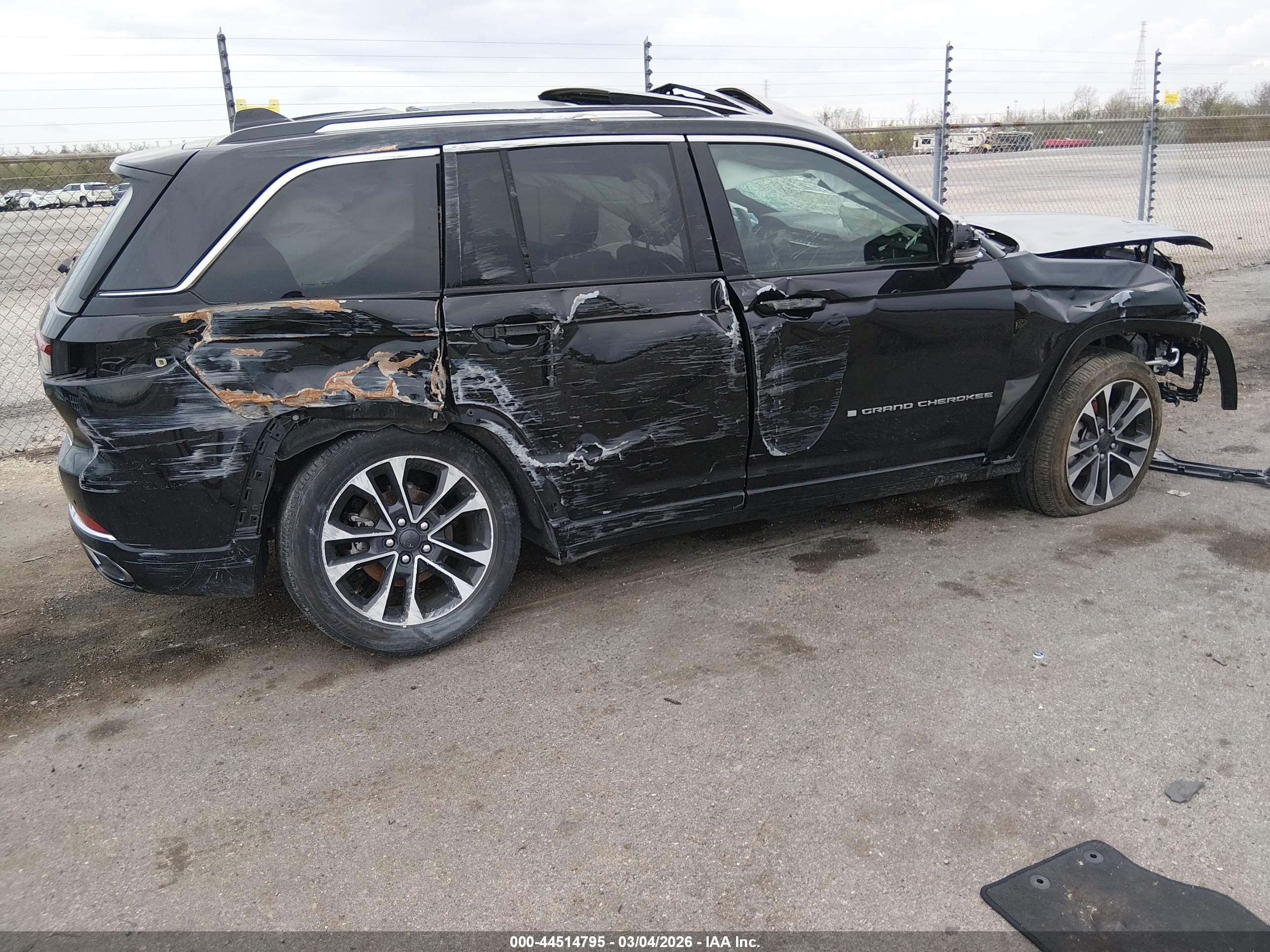 2022 Jeep Grand Cherokee Overland 4x2 Черный vin: 1C4RJGDG8N8608569