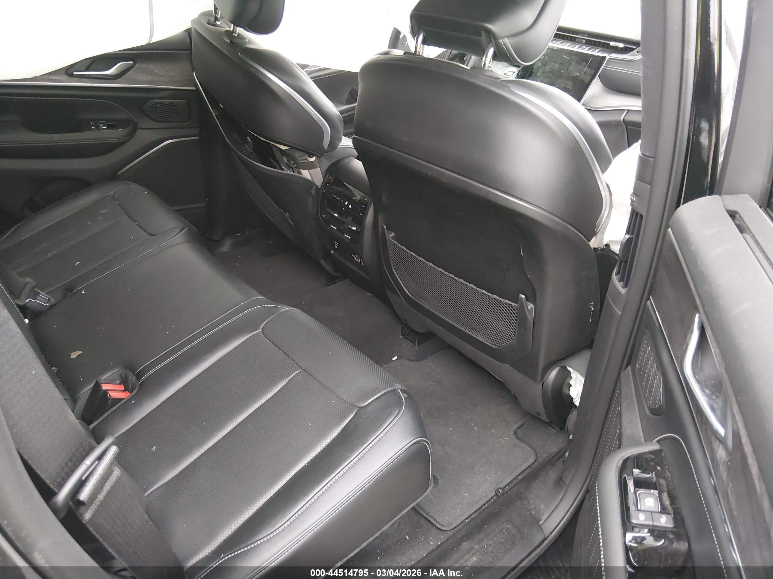 2022 Jeep Grand Cherokee Overland 4x2 Черный vin: 1C4RJGDG8N8608569
