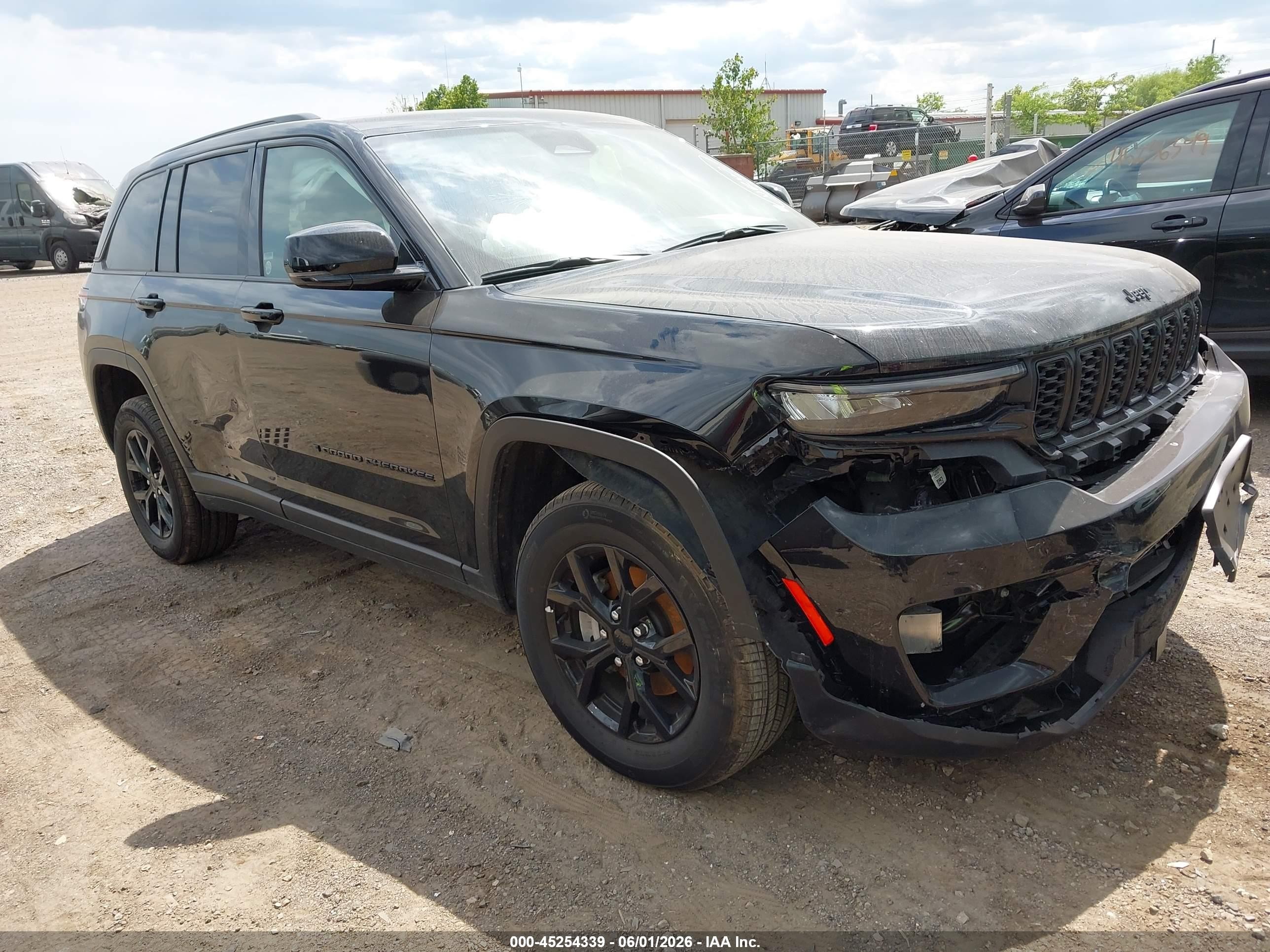 2025 Jeep Grand Cherokee Altitude 4x4 Черный vin: 1C4RJHAG2S8703263