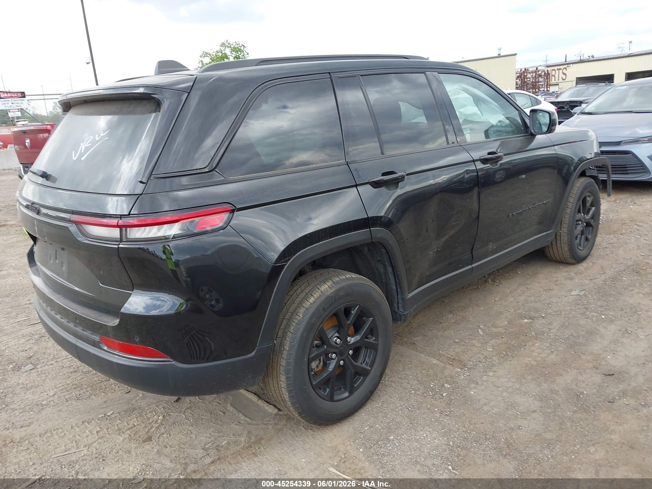2025 Jeep Grand Cherokee Altitude 4x4 Черный vin: 1C4RJHAG2S8703263
