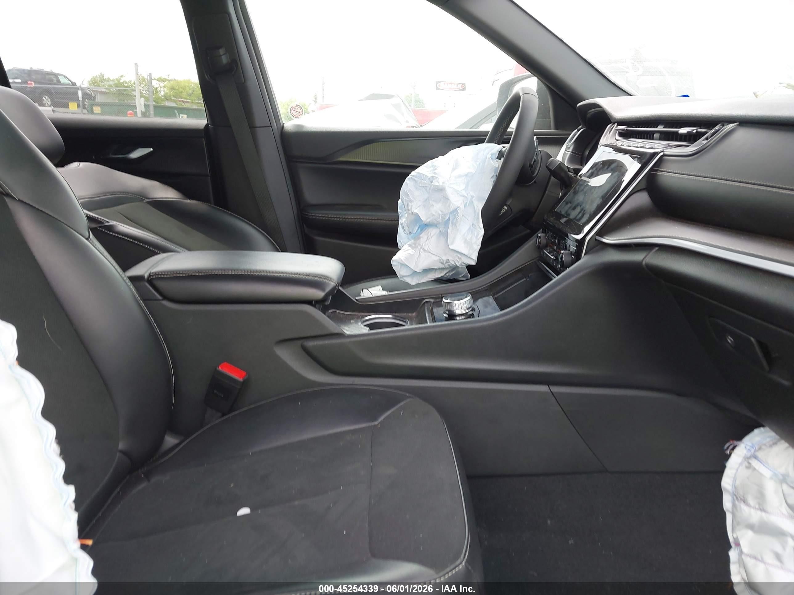 2025 Jeep Grand Cherokee Altitude 4x4 Черный vin: 1C4RJHAG2S8703263