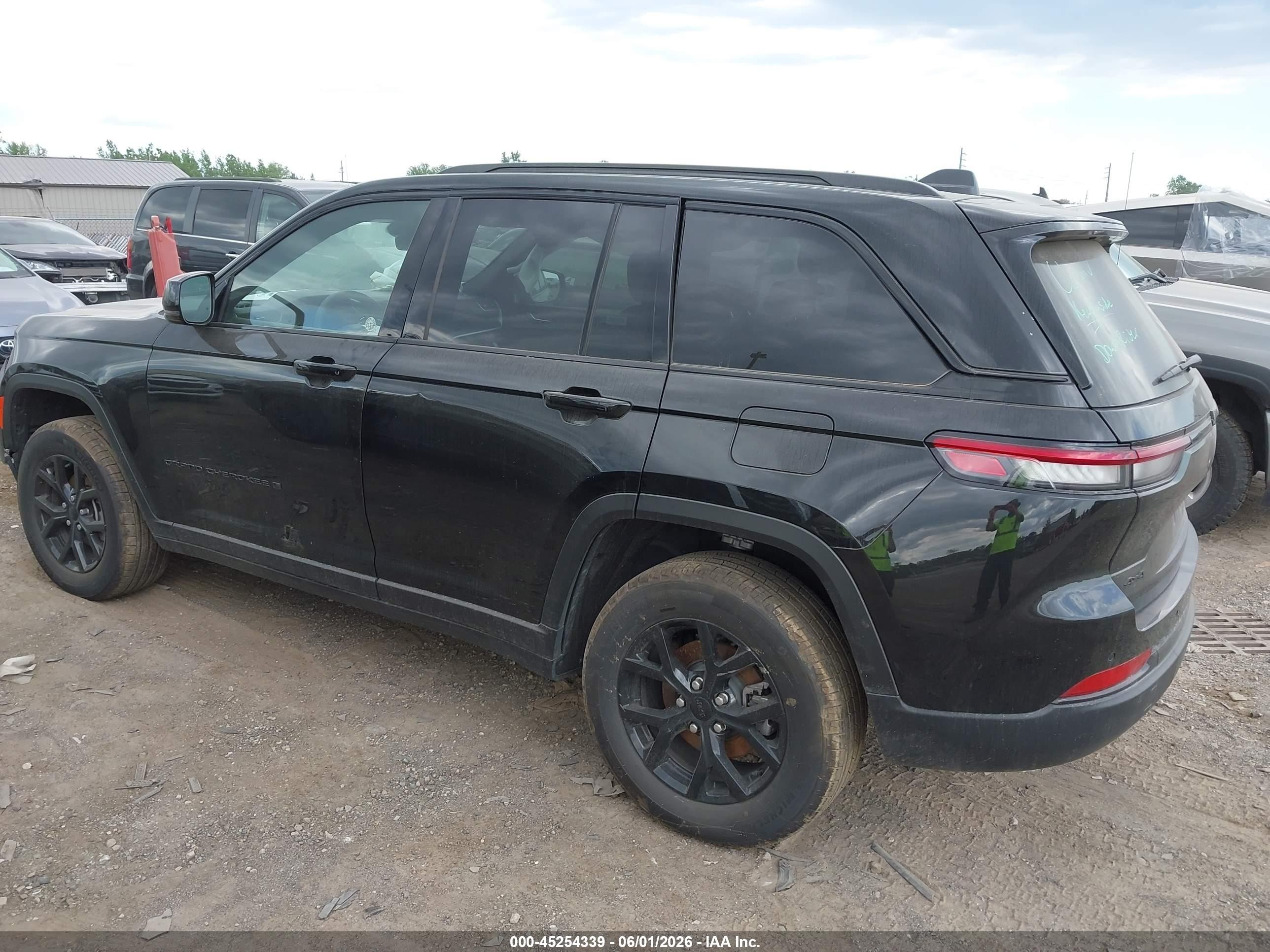 2025 Jeep Grand Cherokee Altitude 4x4 Черный vin: 1C4RJHAG2S8703263