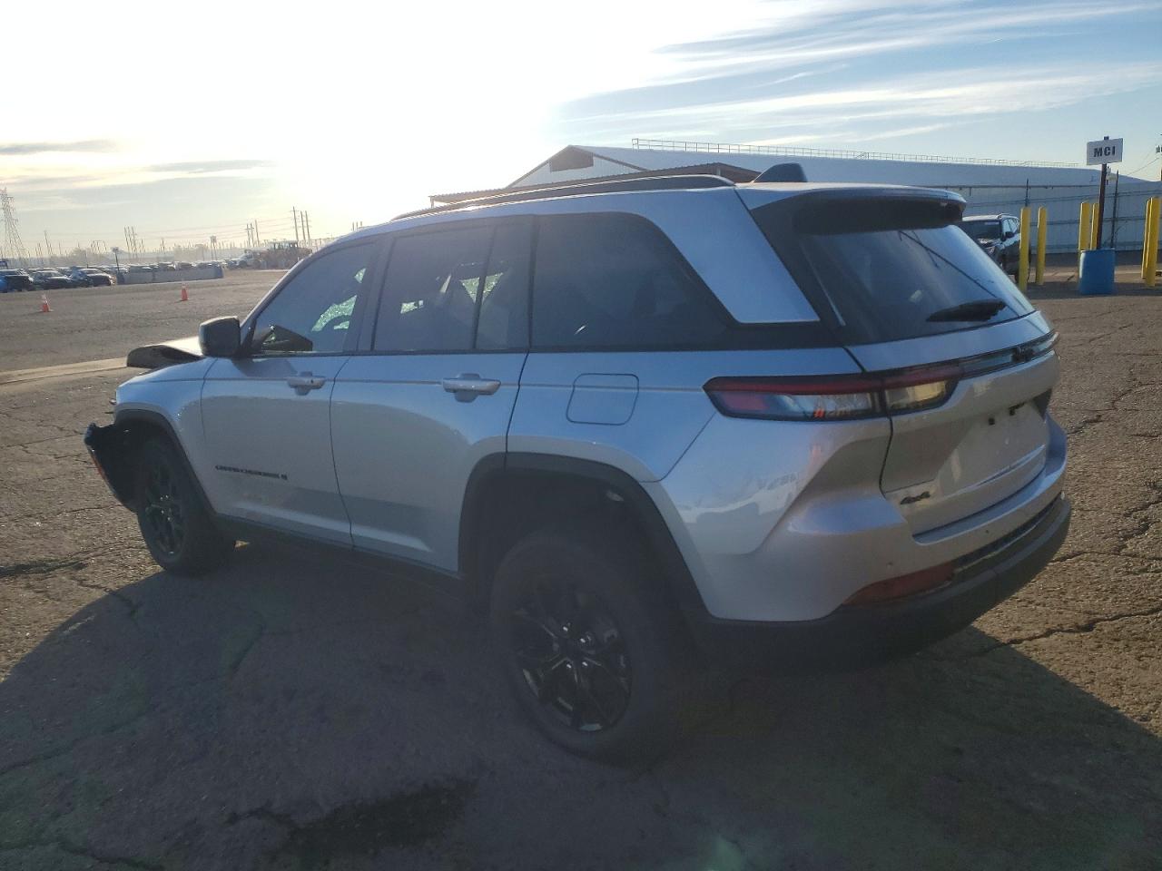 2025 Jeep Grand Cherokee Laredo Серебряный vin: 1C4RJHAG3SC297314
