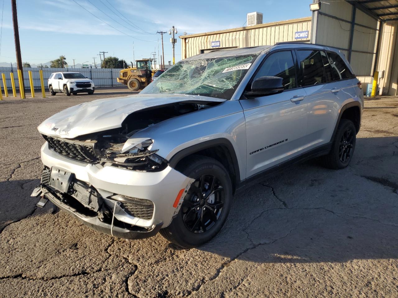2025 Jeep Grand Cherokee Laredo Серебряный vin: 1C4RJHAG3SC297314 Damage: Left Front Fender, Dent(S) W/No Paint Dmg, > 12 Inches