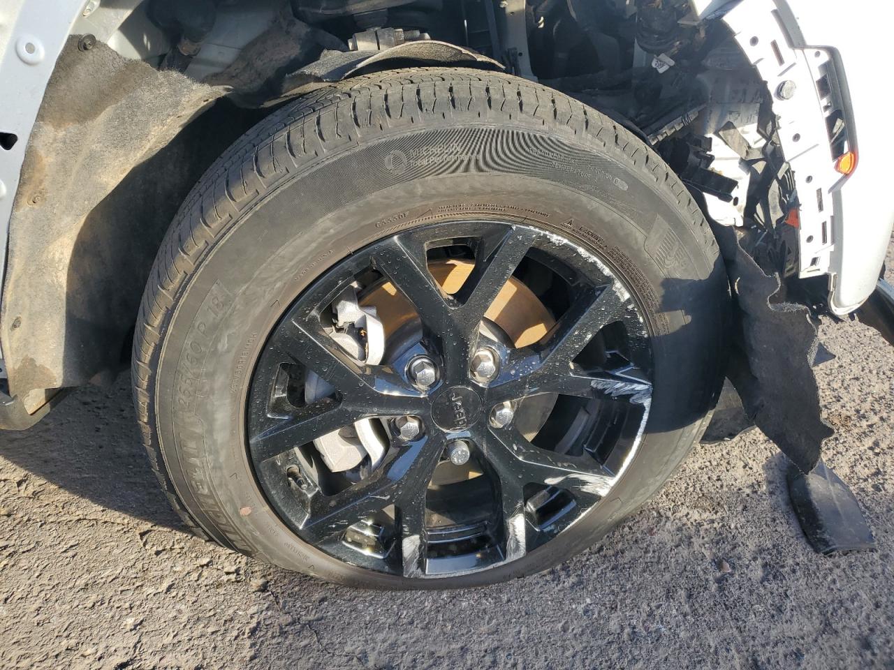 2025 Jeep Grand Cherokee Laredo Серебряный vin: 1C4RJHAG3SC297314 Damage: Right Front Wheel, Curb Rash, > 12 Inches