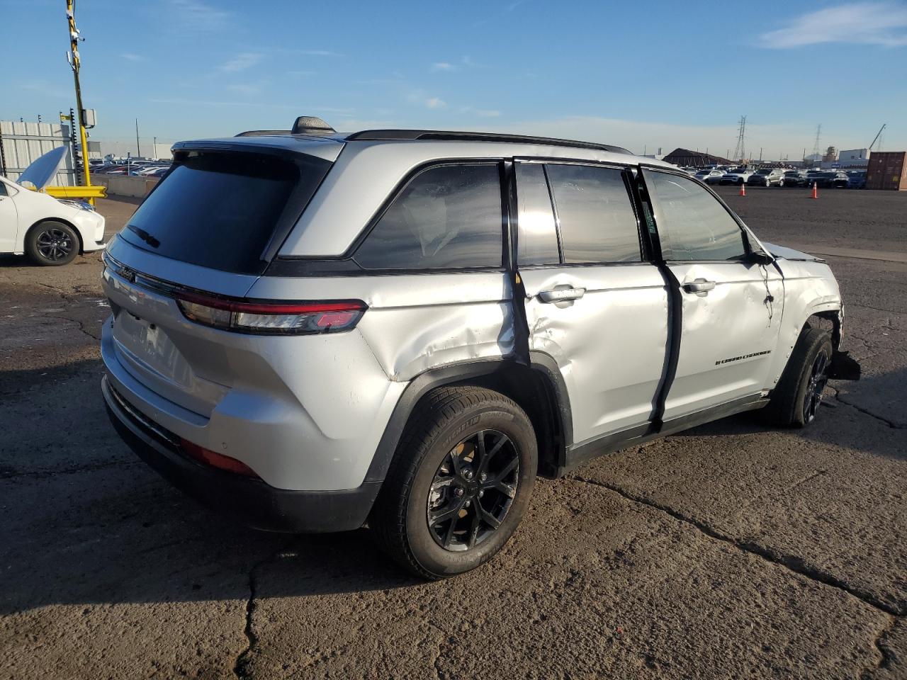 2025 Jeep Grand Cherokee Laredo Серебряный vin: 1C4RJHAG3SC297314 Damage: Right Qtr Panel, Dent(S) W/ Paint Dmg, > 12 Inches