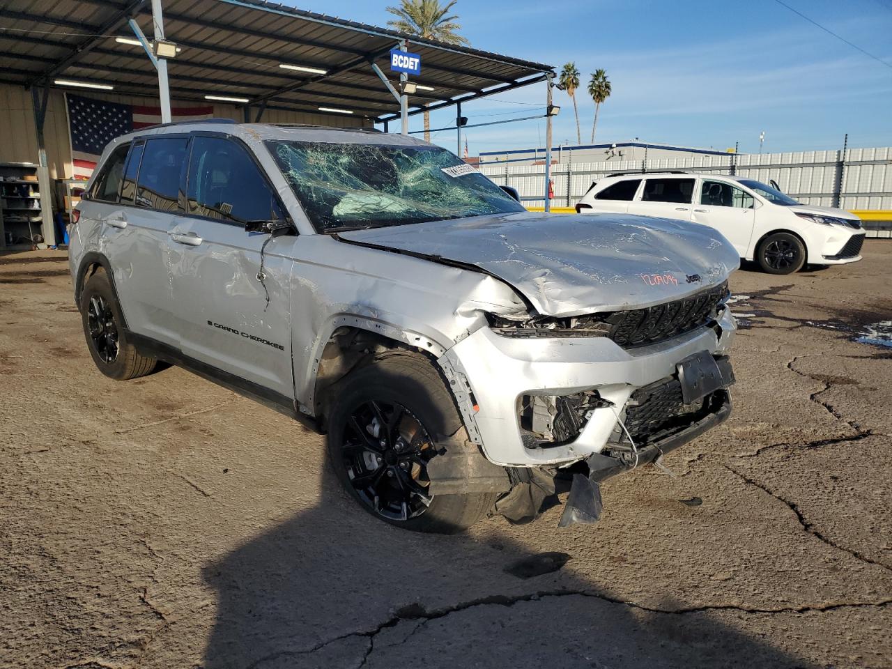 2025 Jeep Grand Cherokee Laredo Серебряный vin: 1C4RJHAG3SC297314 Damage: Right Rear Door, Dent(S) W/ Paint Dmg, > 12 Inches