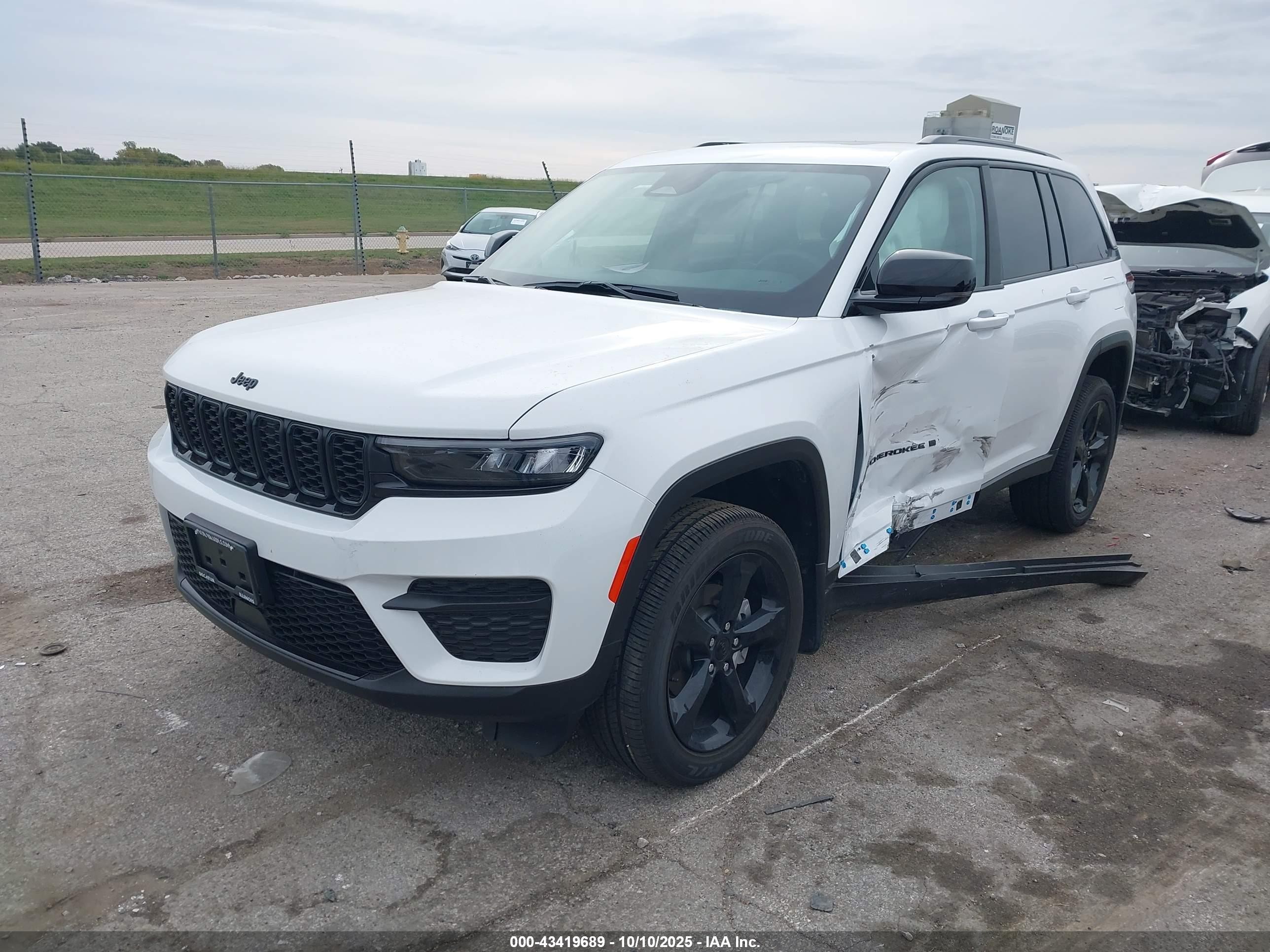 2025 Jeep Grand Cherokee Altitude X 4x4 White vin: 1C4RJHAG5SC329244