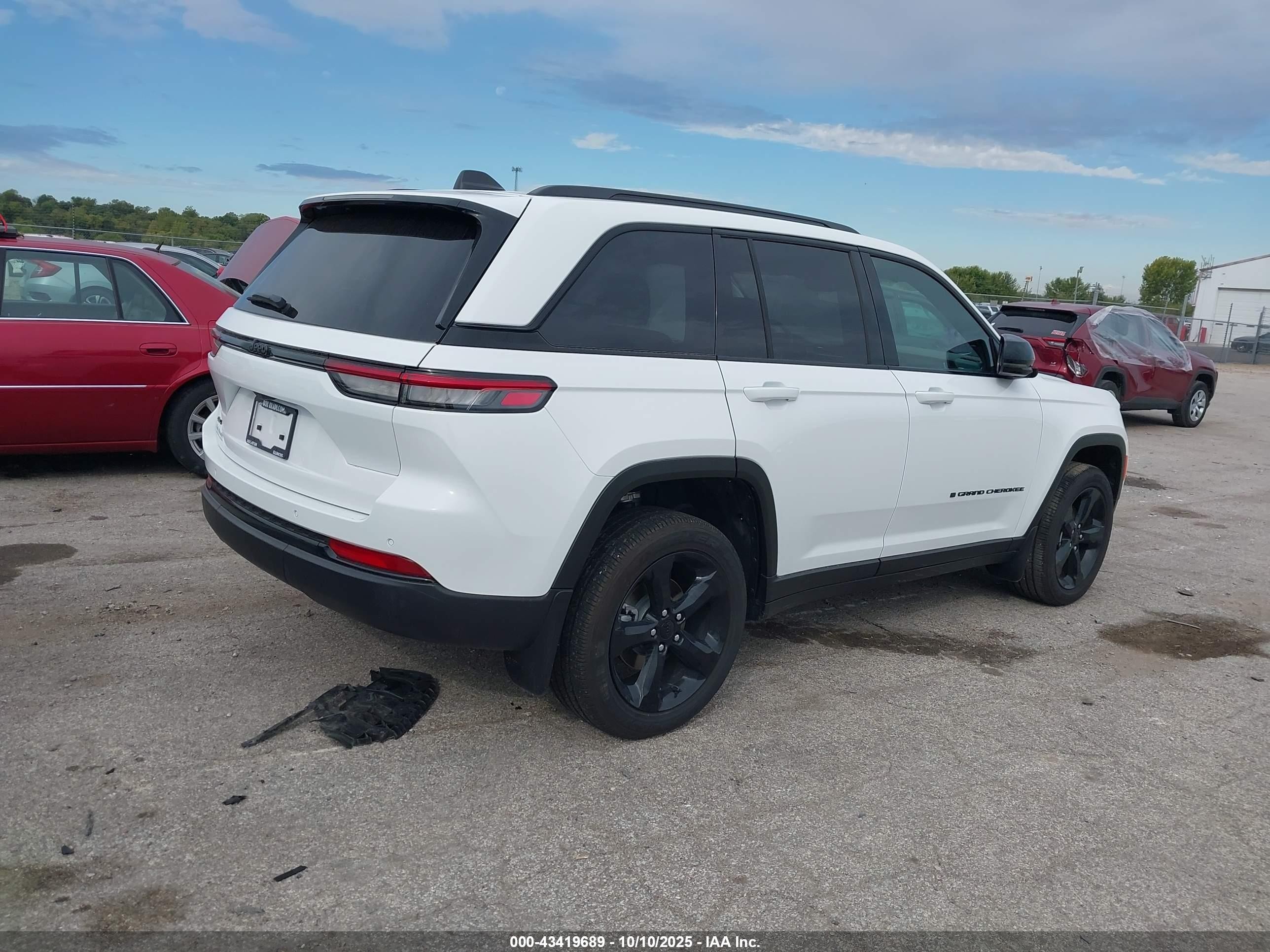 2025 Jeep Grand Cherokee Altitude X 4x4 White vin: 1C4RJHAG5SC329244