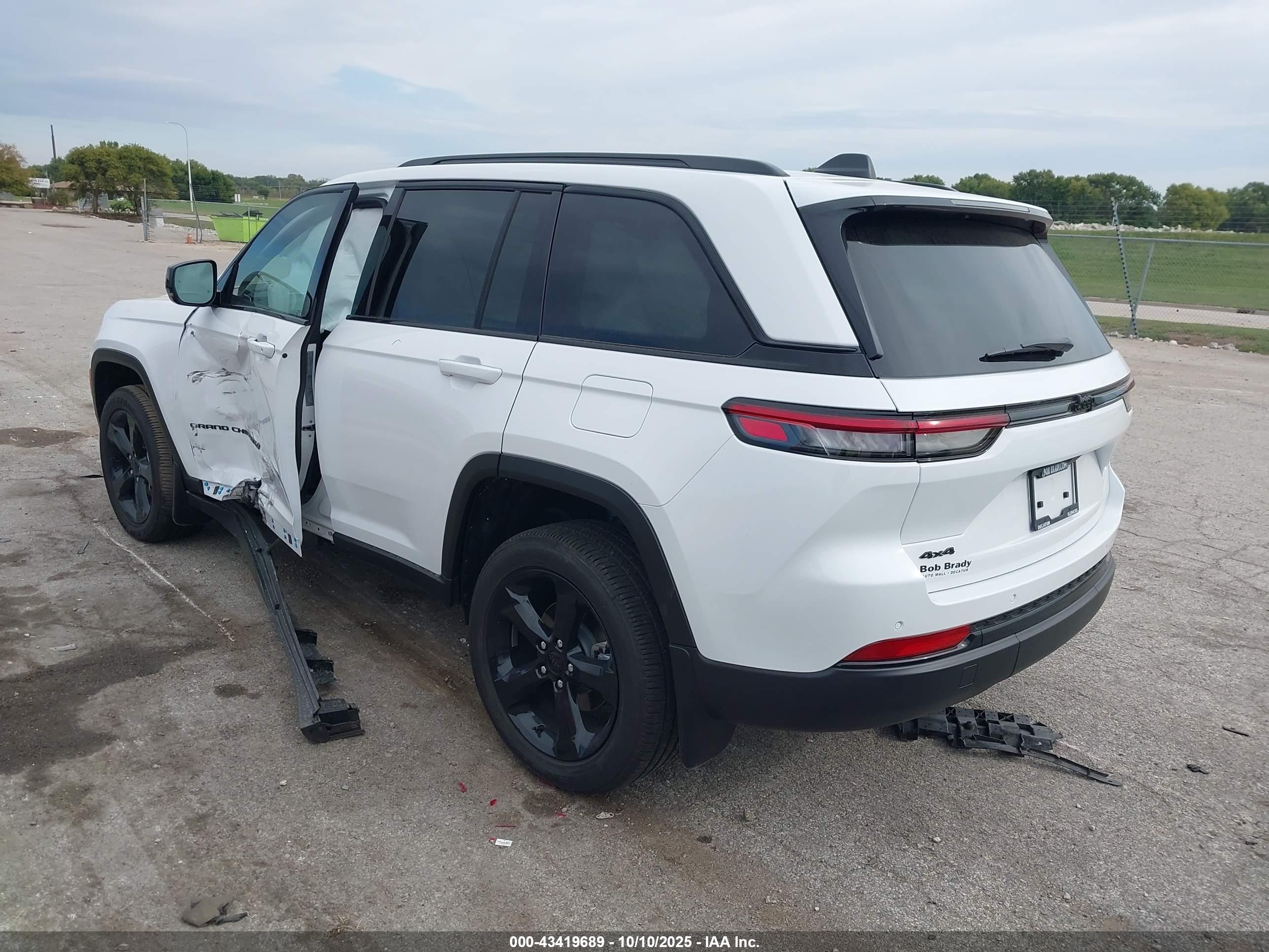 2025 Jeep Grand Cherokee Altitude X 4x4 White vin: 1C4RJHAG5SC329244