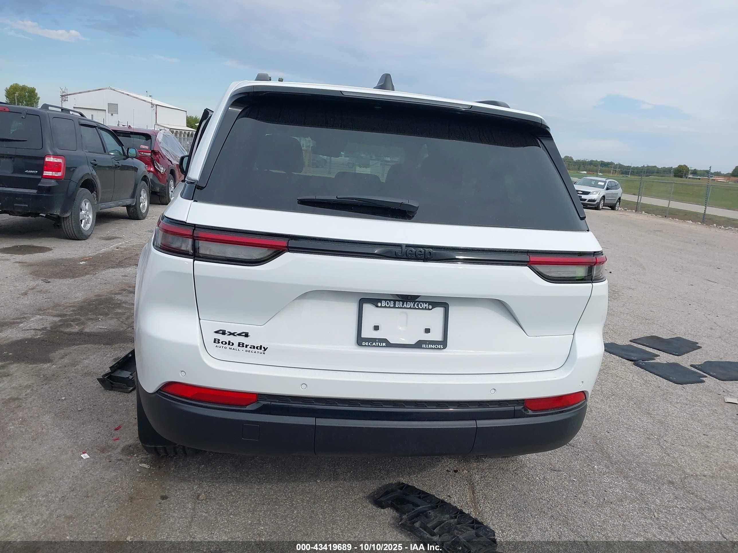 2025 Jeep Grand Cherokee Altitude X 4x4 White vin: 1C4RJHAG5SC329244