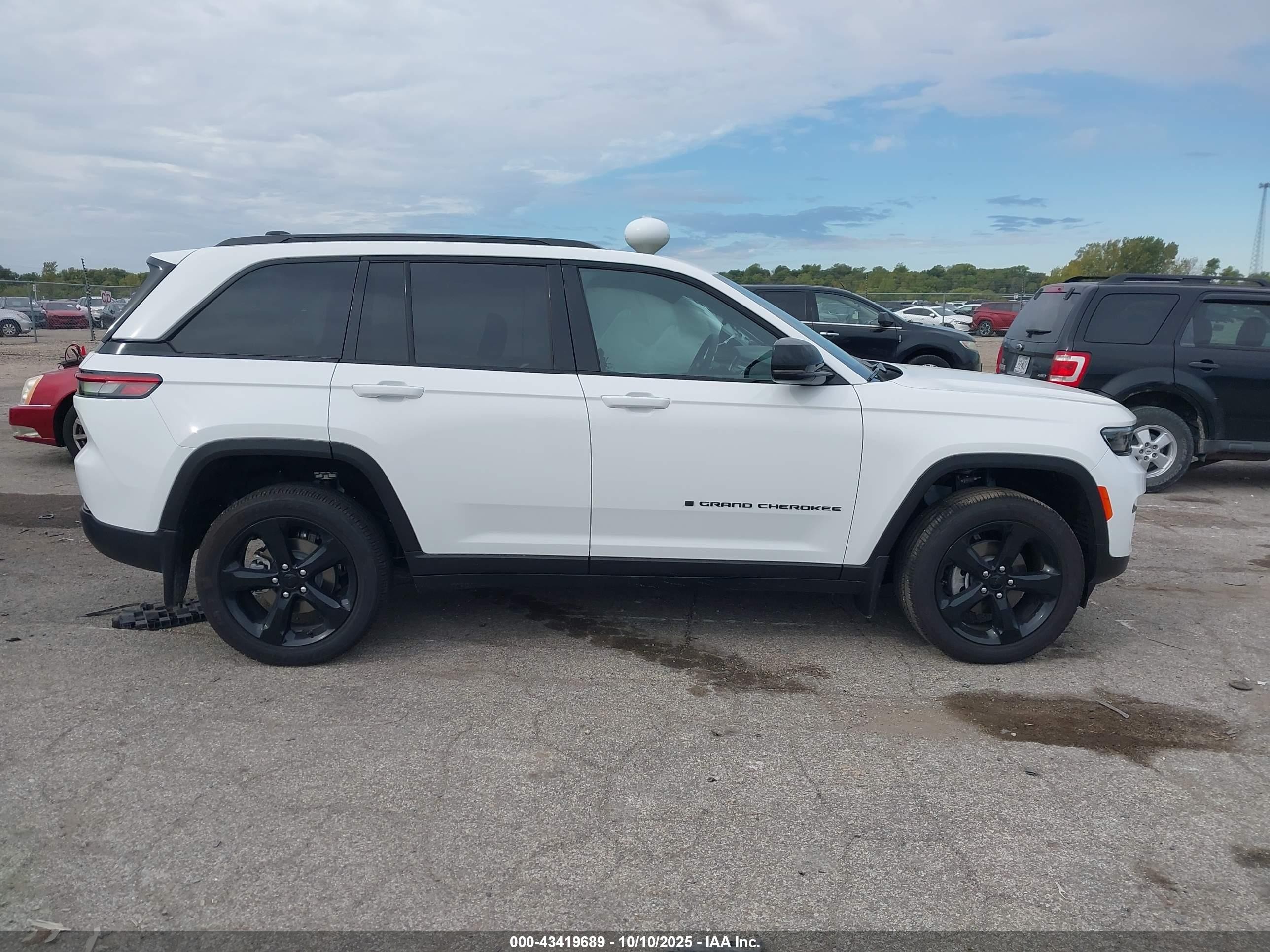 2025 Jeep Grand Cherokee Altitude X 4x4 White vin: 1C4RJHAG5SC329244