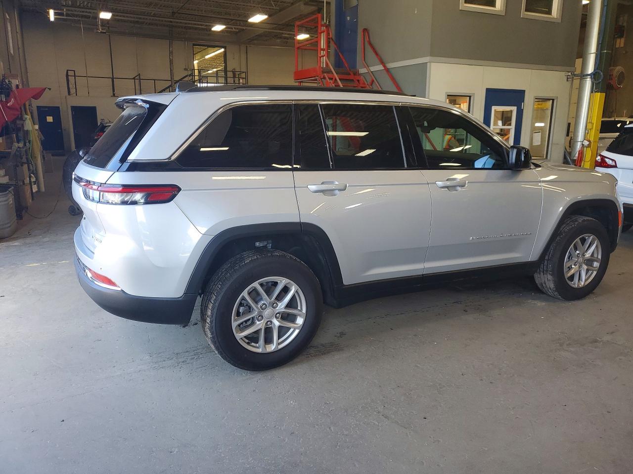 2025 Jeep Grand Cherokee Laredo Серебряный vin: 1C4RJHAG5SC353432