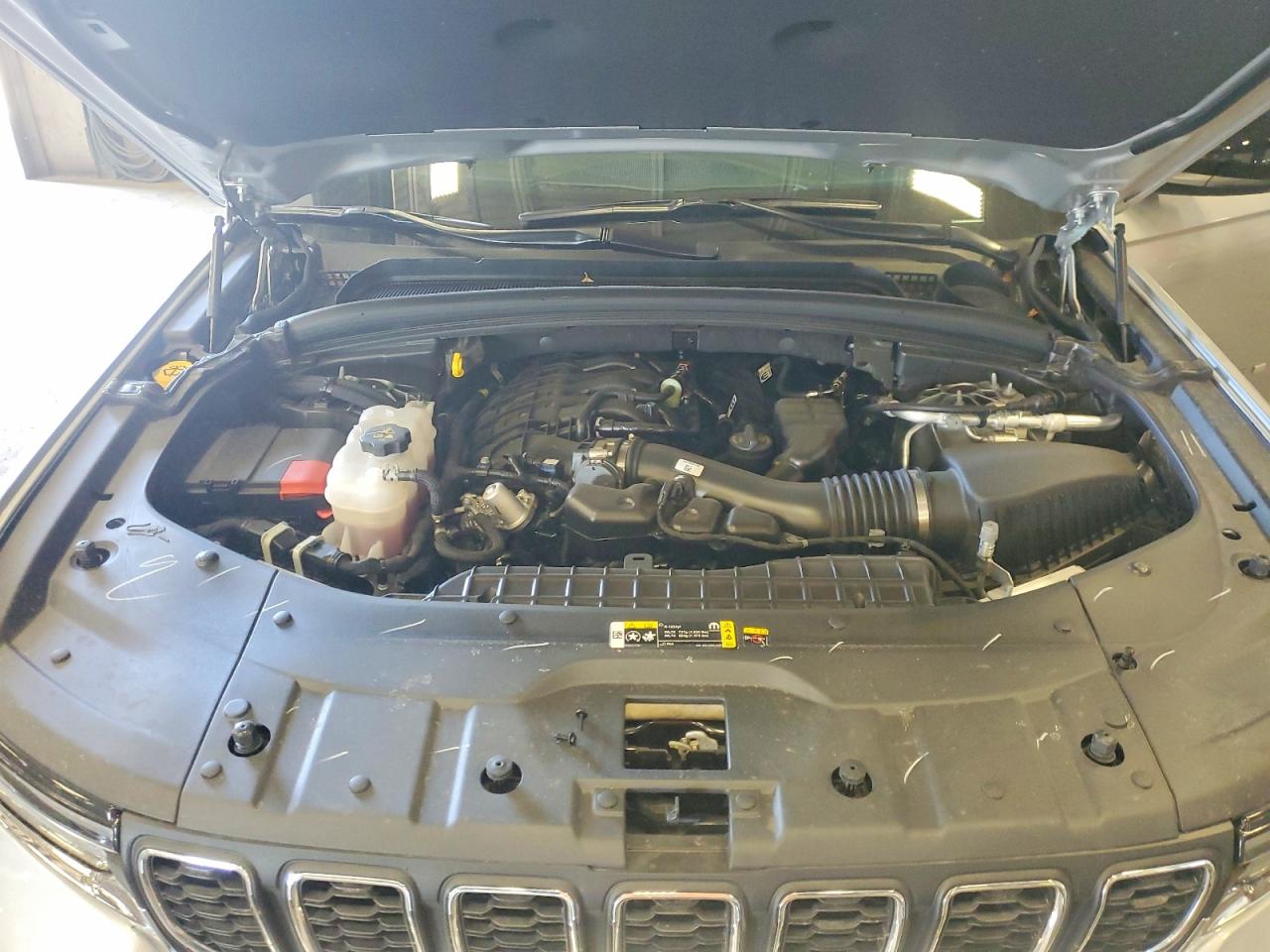 2025 Jeep Grand Cherokee Laredo Серебряный vin: 1C4RJHAG5SC353432