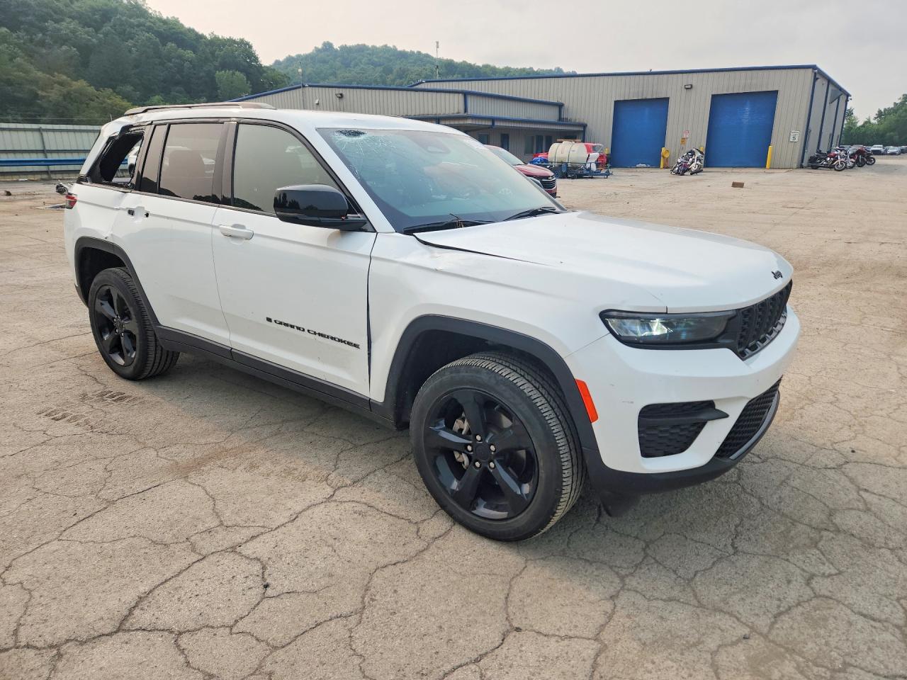 2024 Jeep Grand Cherokee Laredo White vin: 1C4RJHAGXR8944207