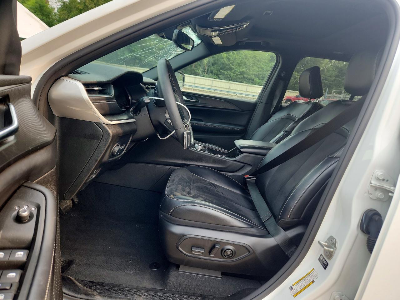 2024 Jeep Grand Cherokee Laredo White vin: 1C4RJHAGXR8944207