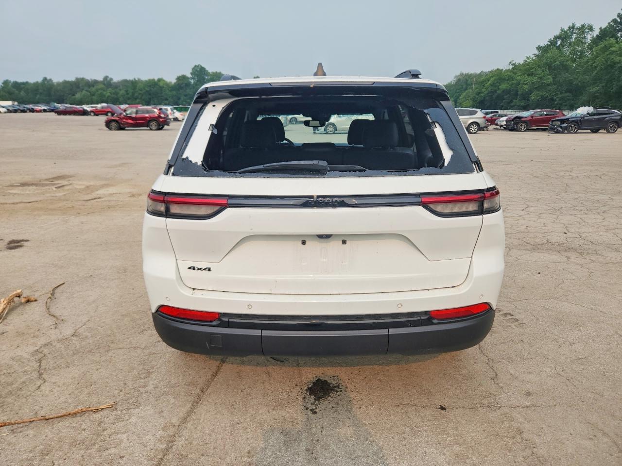 2024 Jeep Grand Cherokee Laredo White vin: 1C4RJHAGXR8944207