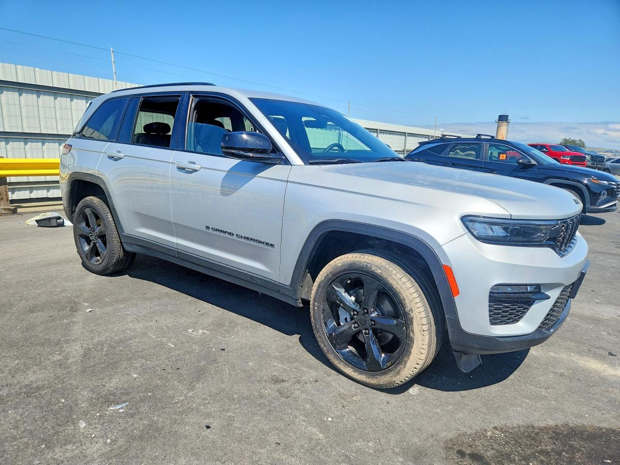 2025 Jeep Grand Cherokee Limited Серебряный vin: 1C4RJHBGXSC301518