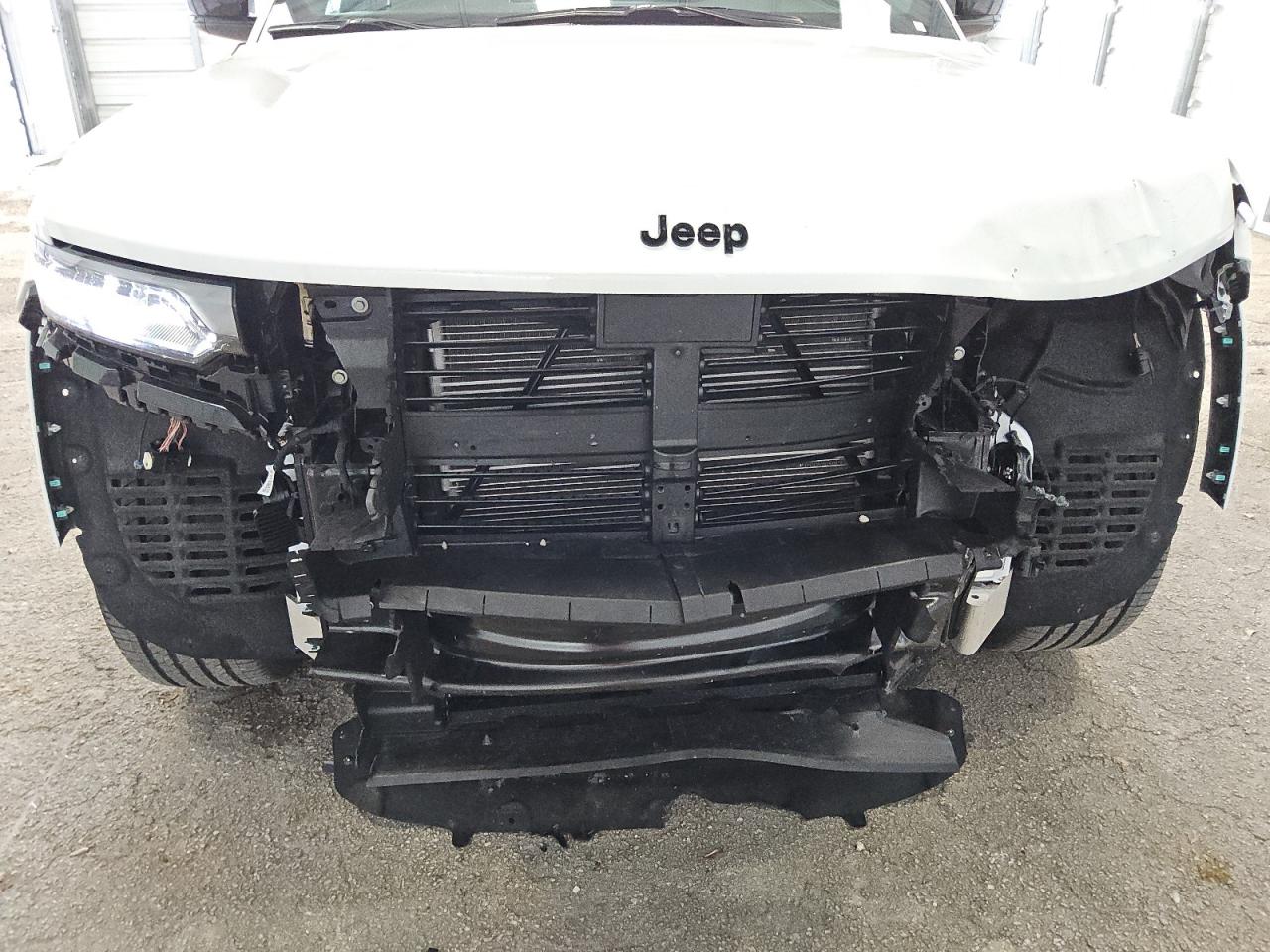 2026 Jeep Grand Cherokee Limited Белый vin: 1C4RJHBR5TC231073 Damage: Grille, Broken, Replacement Required