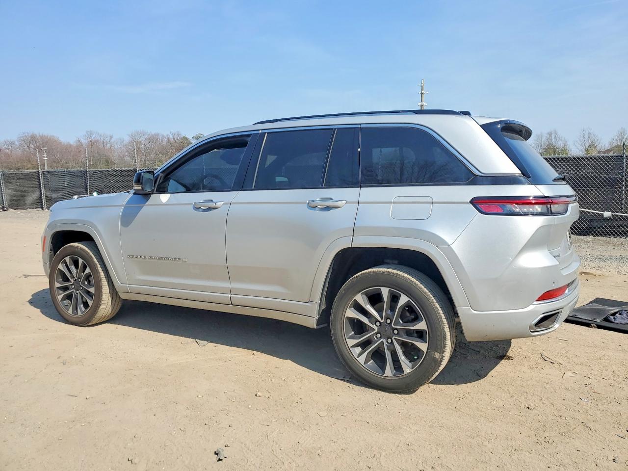 2023 Jeep Grand Cherokee Overland Серебряный vin: 1C4RJHDG9PC593330