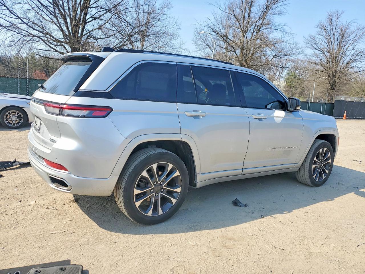 2023 Jeep Grand Cherokee Overland Серебряный vin: 1C4RJHDG9PC593330