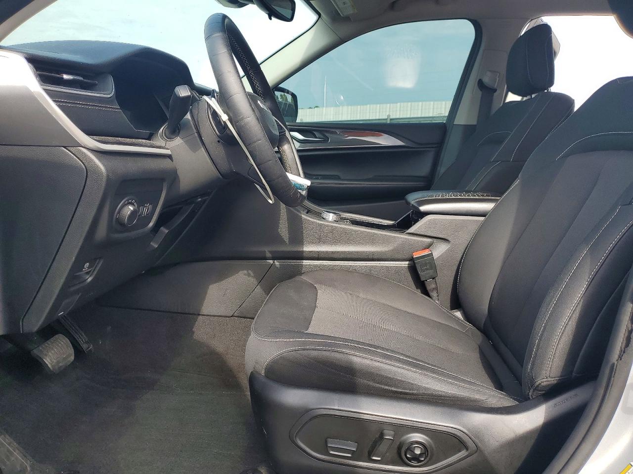 2021 Jeep Grand Cherokee L Laredo Silver vin: 1C4RJJAG1M8203587