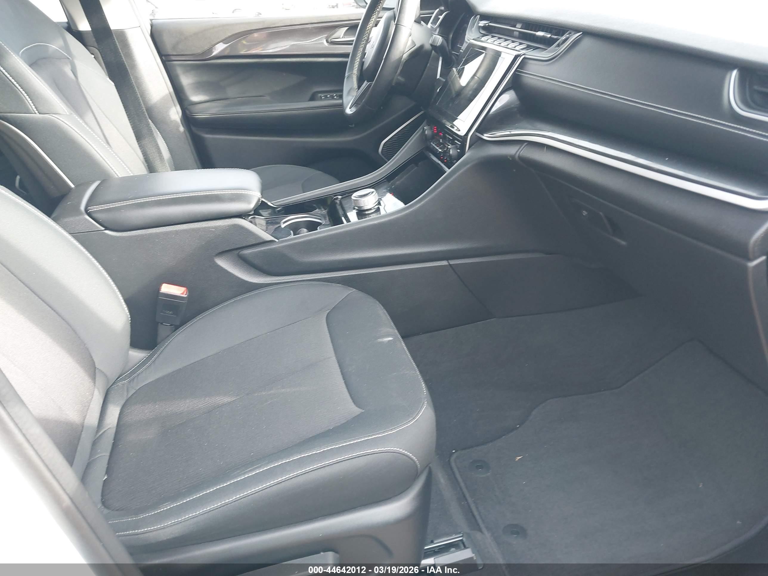 2022 Jeep Grand Cherokee L Laredo 4x4 Белый vin: 1C4RJKAG3N8534839