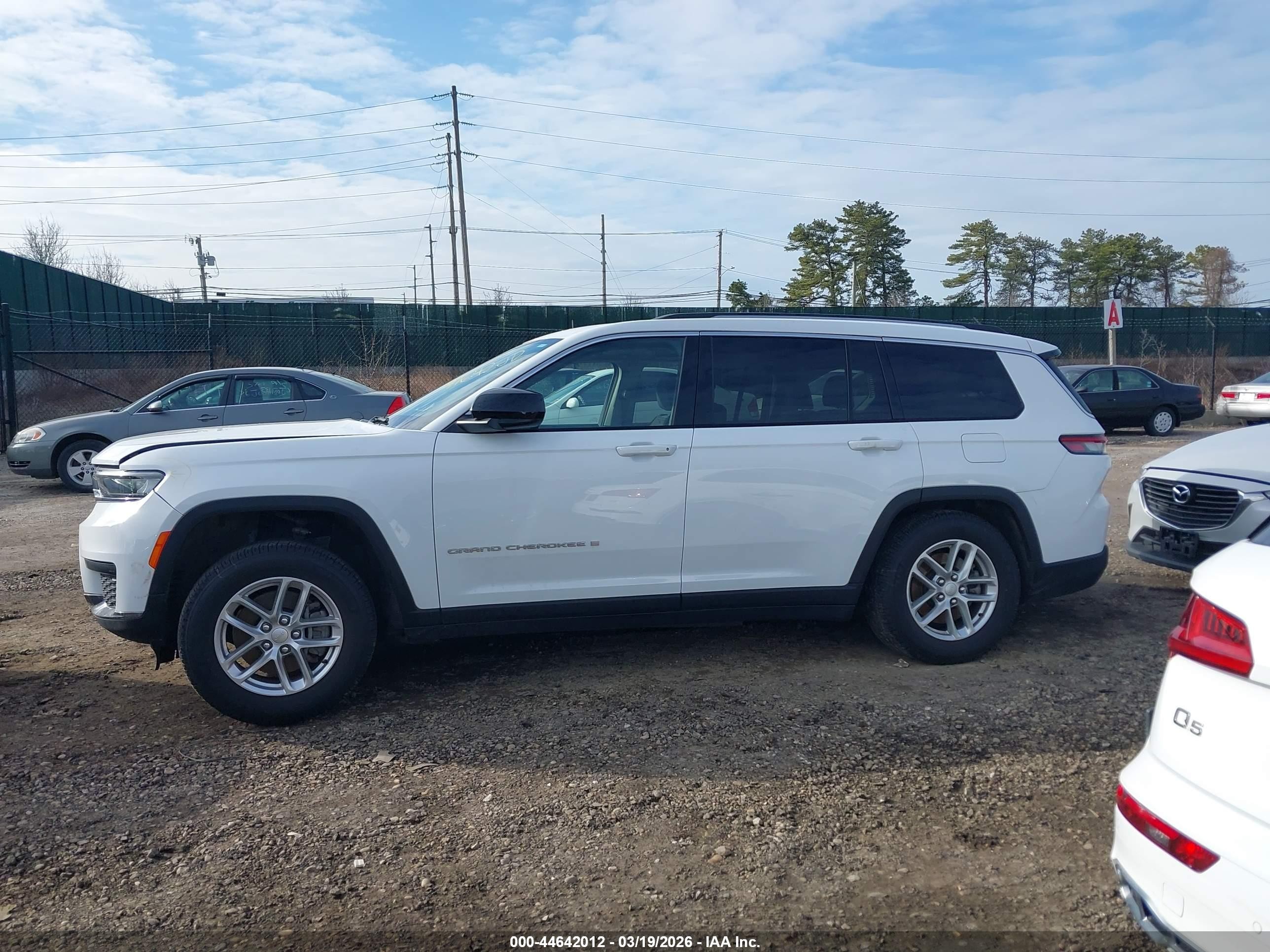 2022 Jeep Grand Cherokee L Laredo 4x4 Белый vin: 1C4RJKAG3N8534839