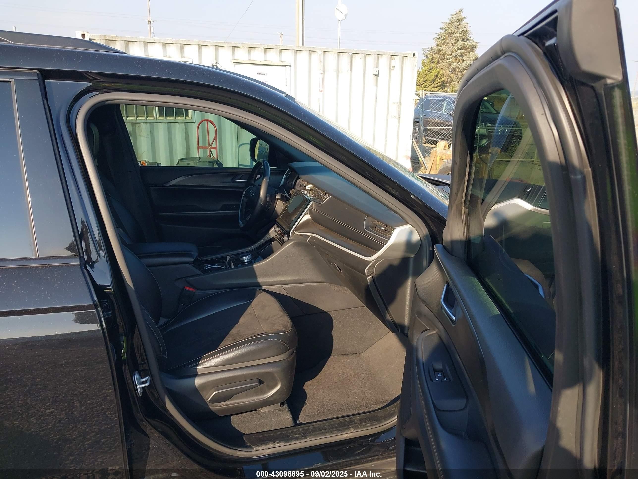 2023 Jeep Grand Cherokee L Altitude 4x4 Черный vin: 1C4RJKAG9P8823324