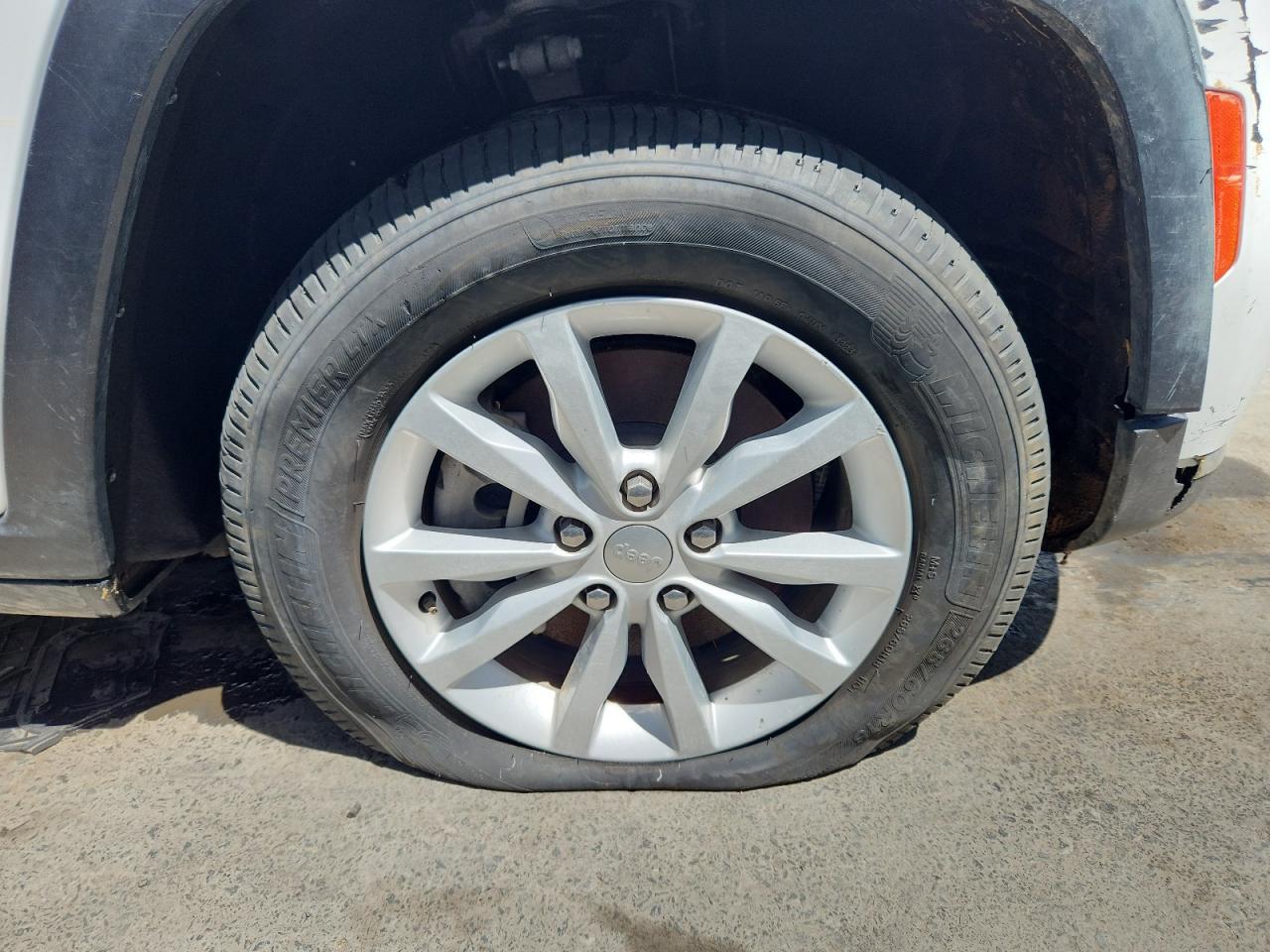 2023 Jeep Grand Cherokee L Limited Белый vin: 1C4RJKBG4P8806557 Damage: Right Front Tire, Cut, Replacement Required