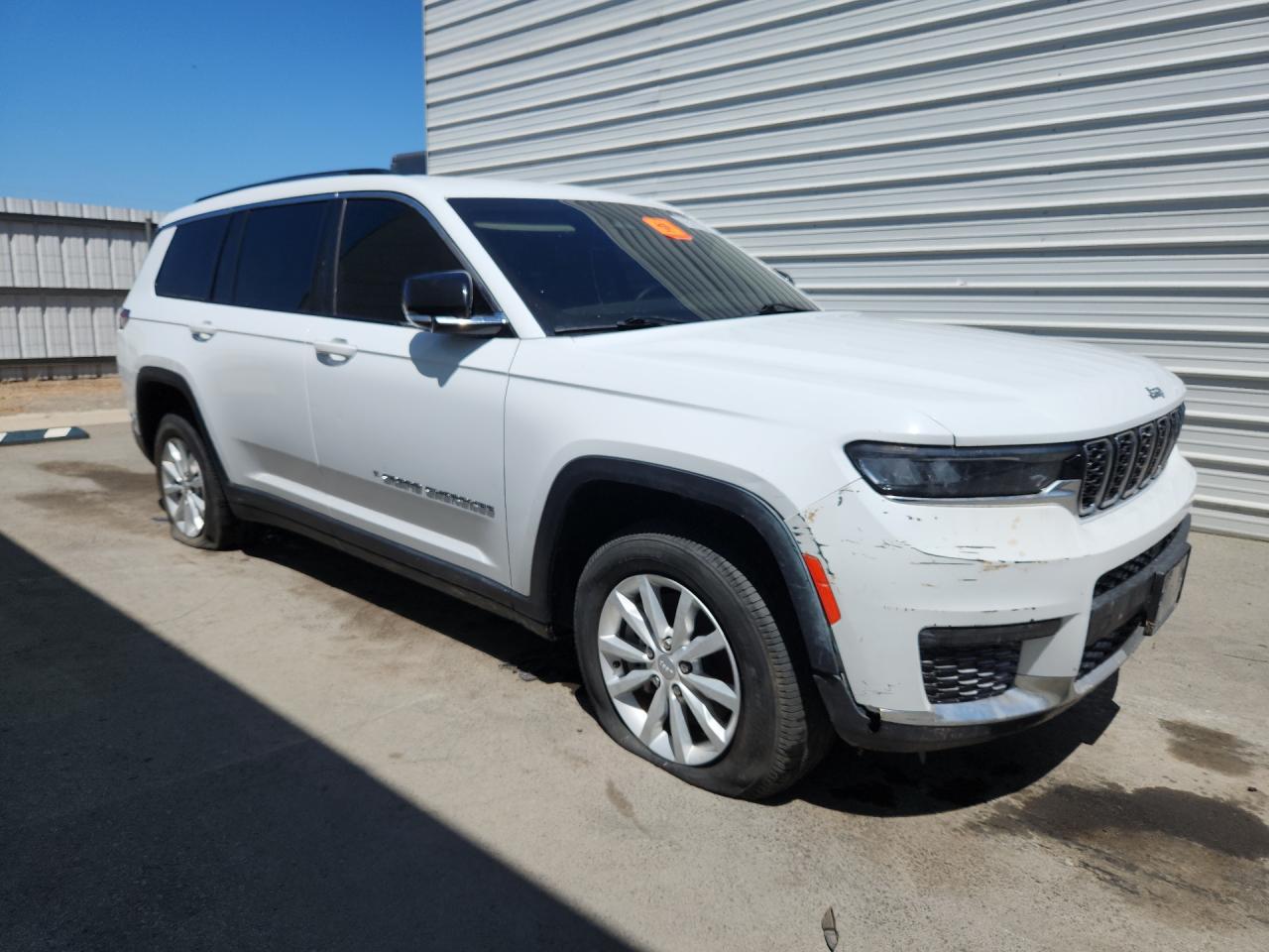 2023 Jeep Grand Cherokee L Limited Белый vin: 1C4RJKBG4P8806557 Damage: Right Front Fender, Dent(S) W/ Paint Dmg, 2 To 3 Inches