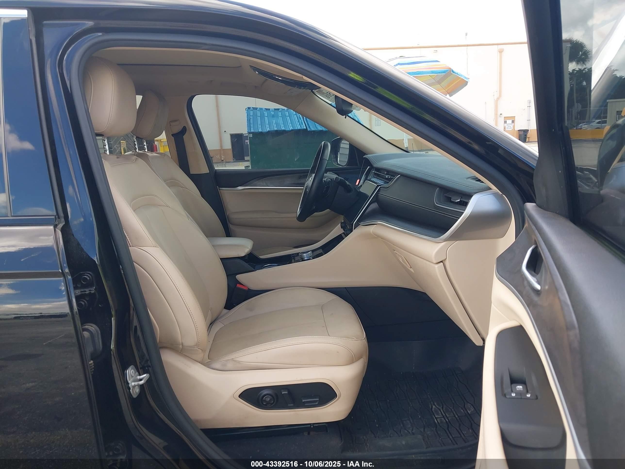 2022 Jeep Grand Cherokee L Limited 4x4 Черный vin: 1C4RJKBG6N8504491