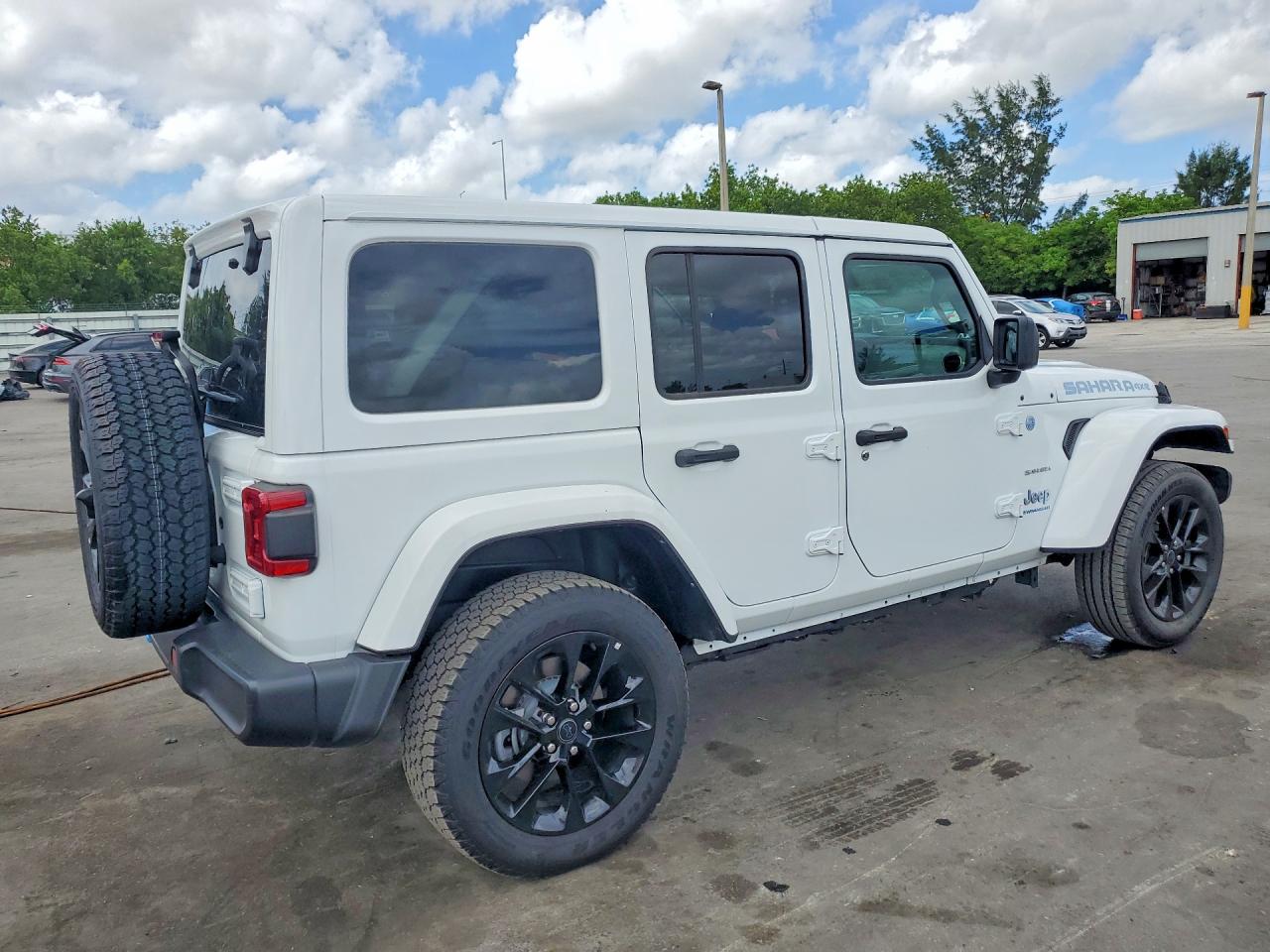 2024 Jeep Wrangler Sahara 4xe White vin: 1C4RJXP67RW270764
