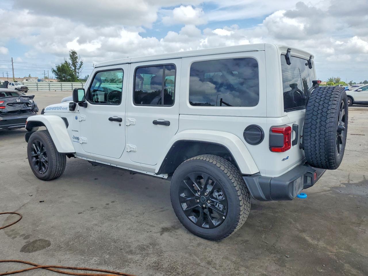 2024 Jeep Wrangler Sahara 4xe White vin: 1C4RJXP67RW270764