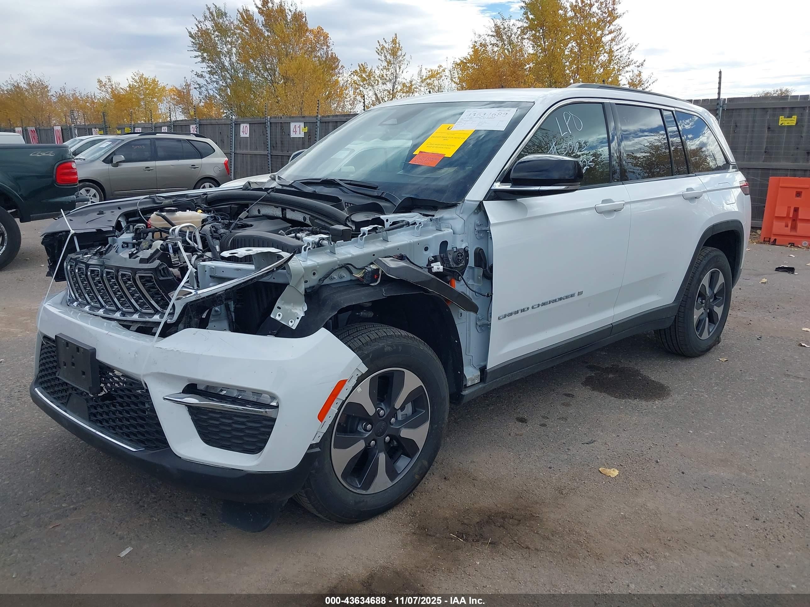2025 Jeep Grand Cherokee 4xe   Белый vin: 1C4RJYB60S8693063